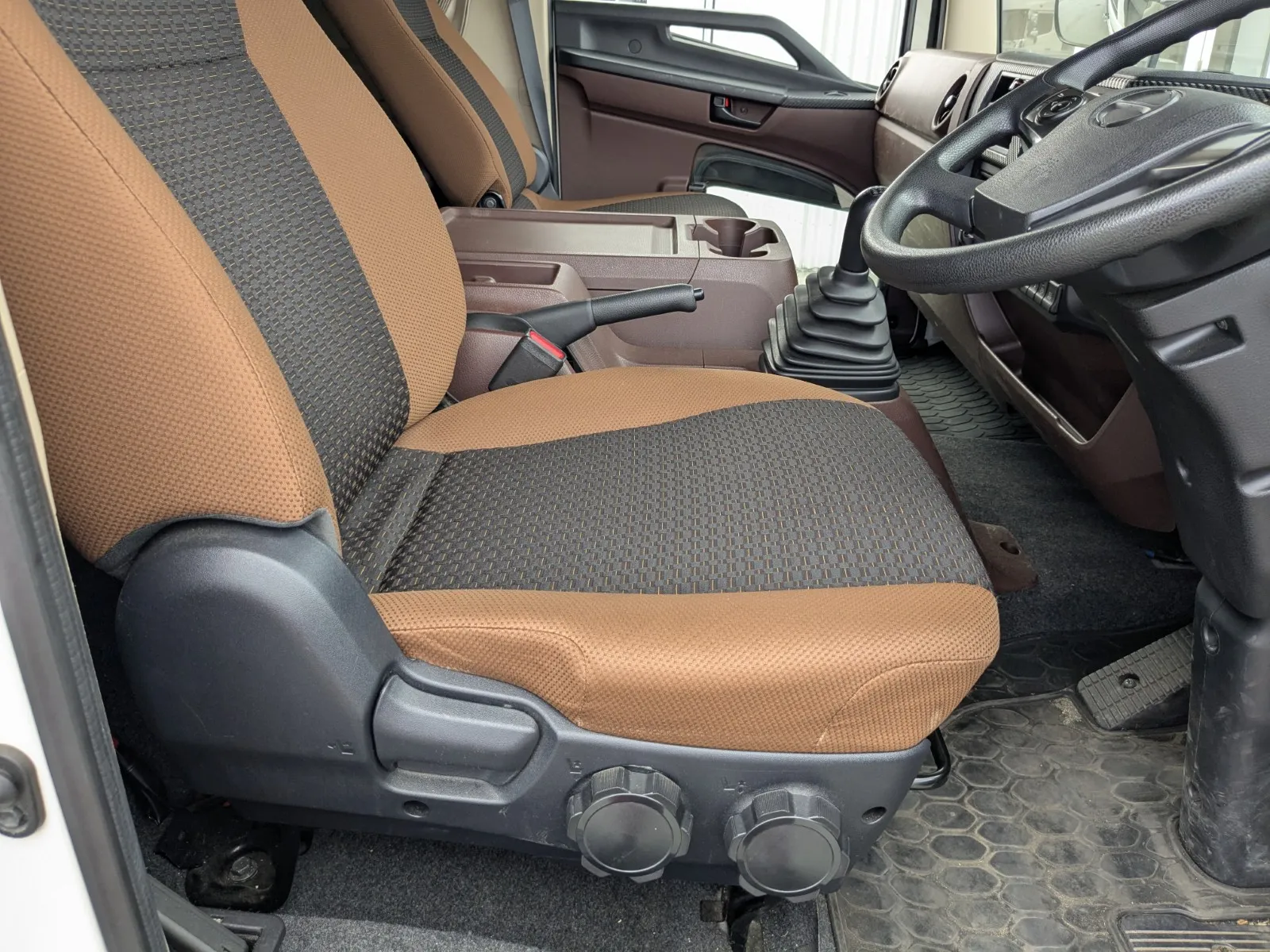 vehicle_image_20260716091420YQGWM1ehiS.webp