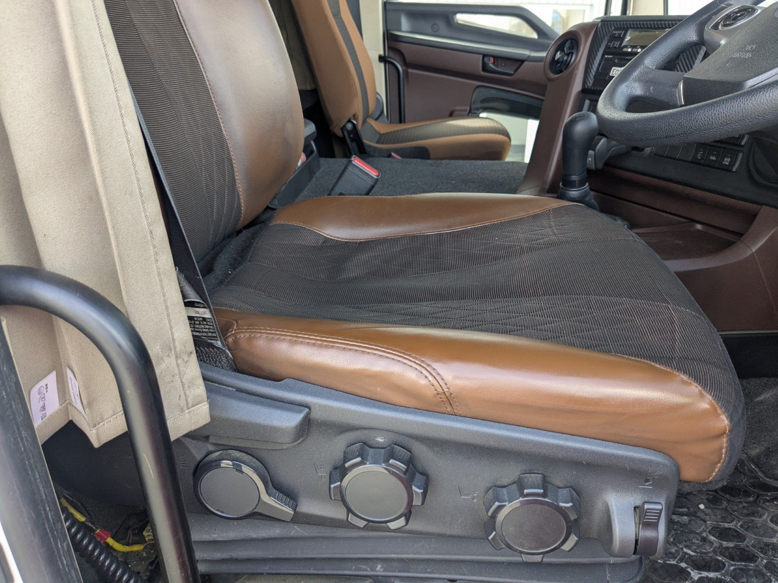 vehicle_image_20260520110202ulX7BVVFvQ.jpg
