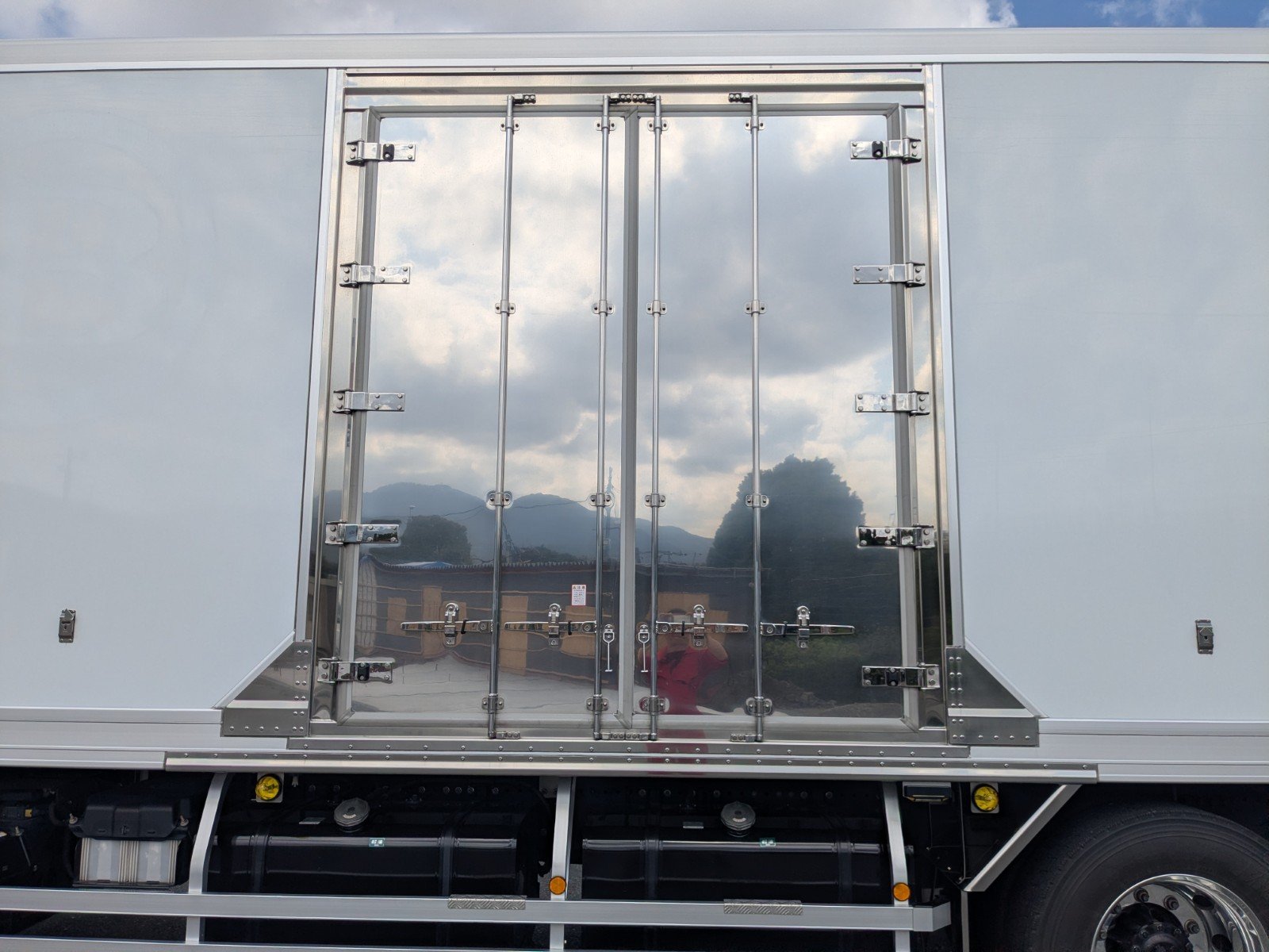vehicle_image_20260417100649ugzw1mLjZl.jpg