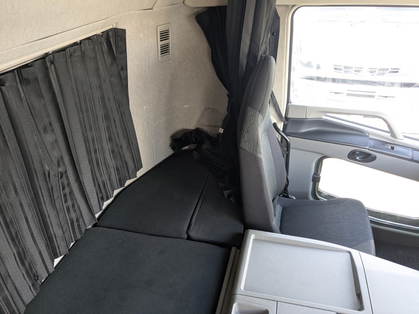 vehicle_image_20260327181344PwJPbjfr23.jpg