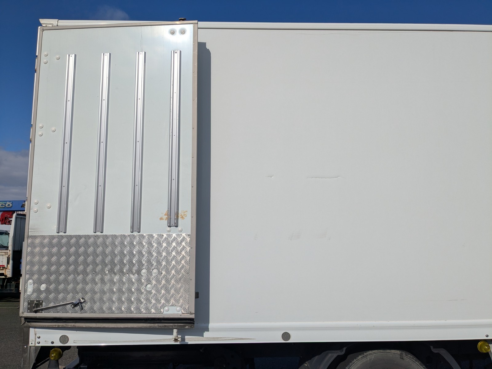 vehicle_image_20251215091335SX4MxKiH8D.jpg