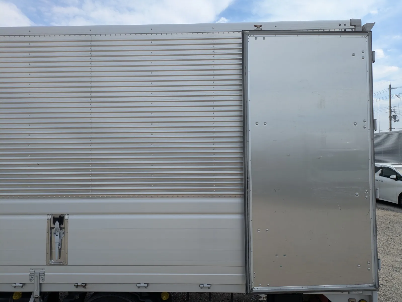 vehicle_image_20260623095608VyDvBy6y2P.webp