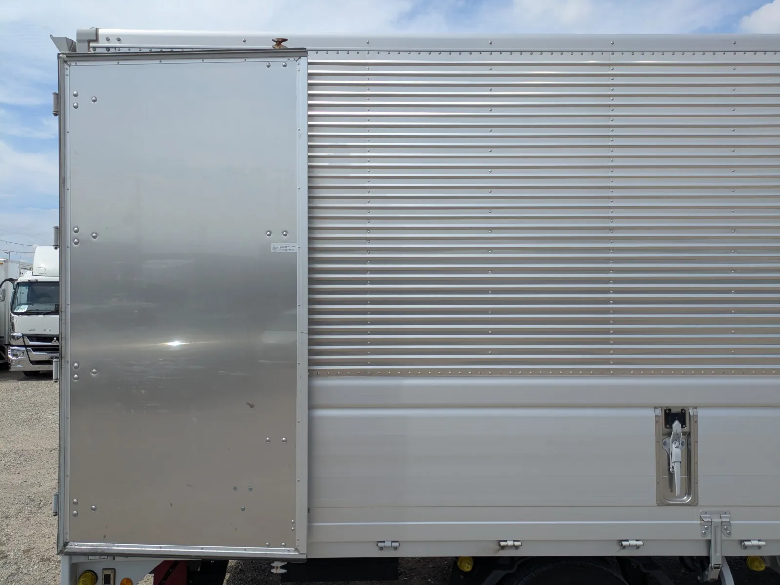 vehicle_image_20260623095611FIJ54tRghE.webp