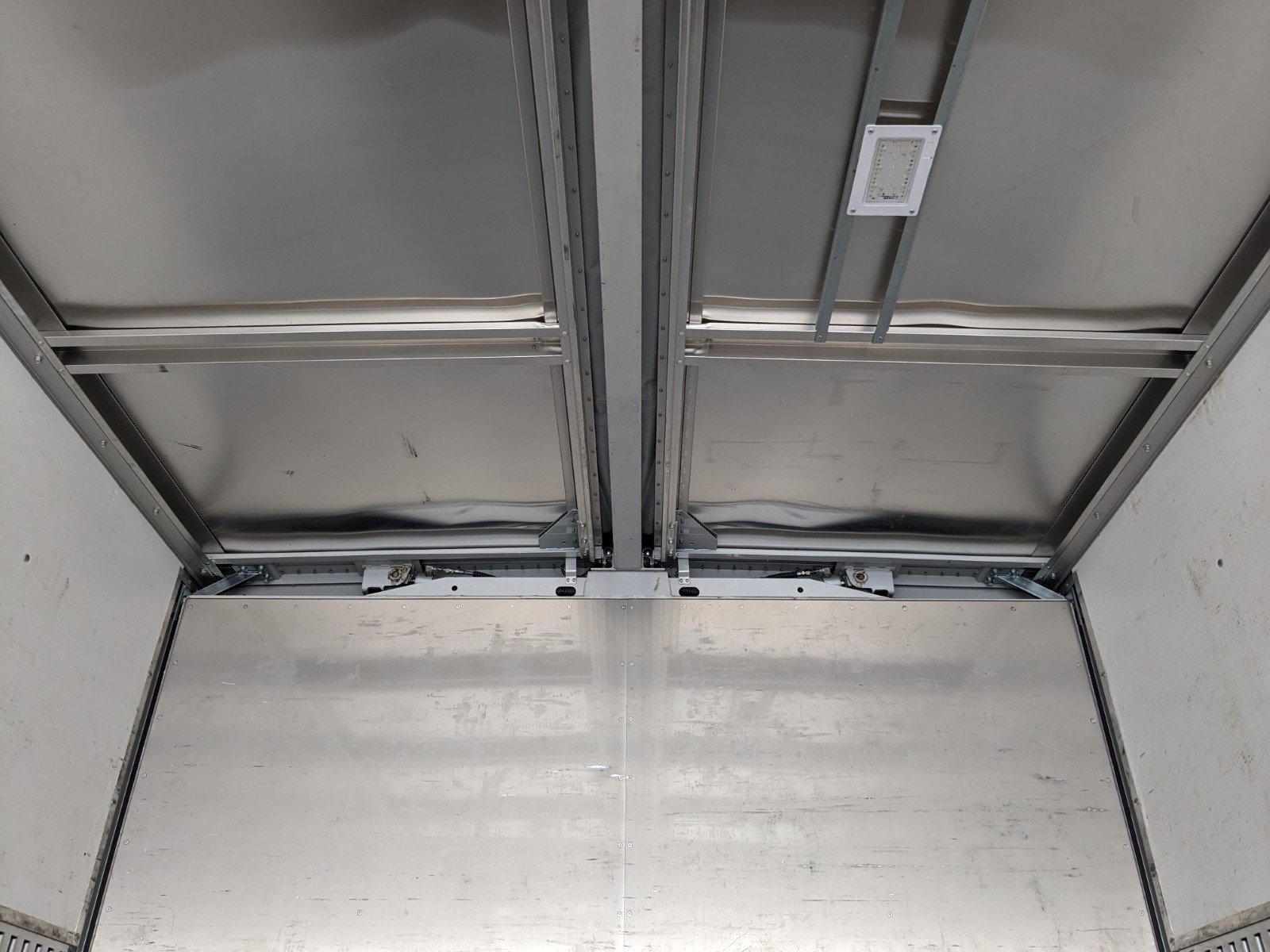 vehicle_image_20260612112103crXKj5EnLP.jpg