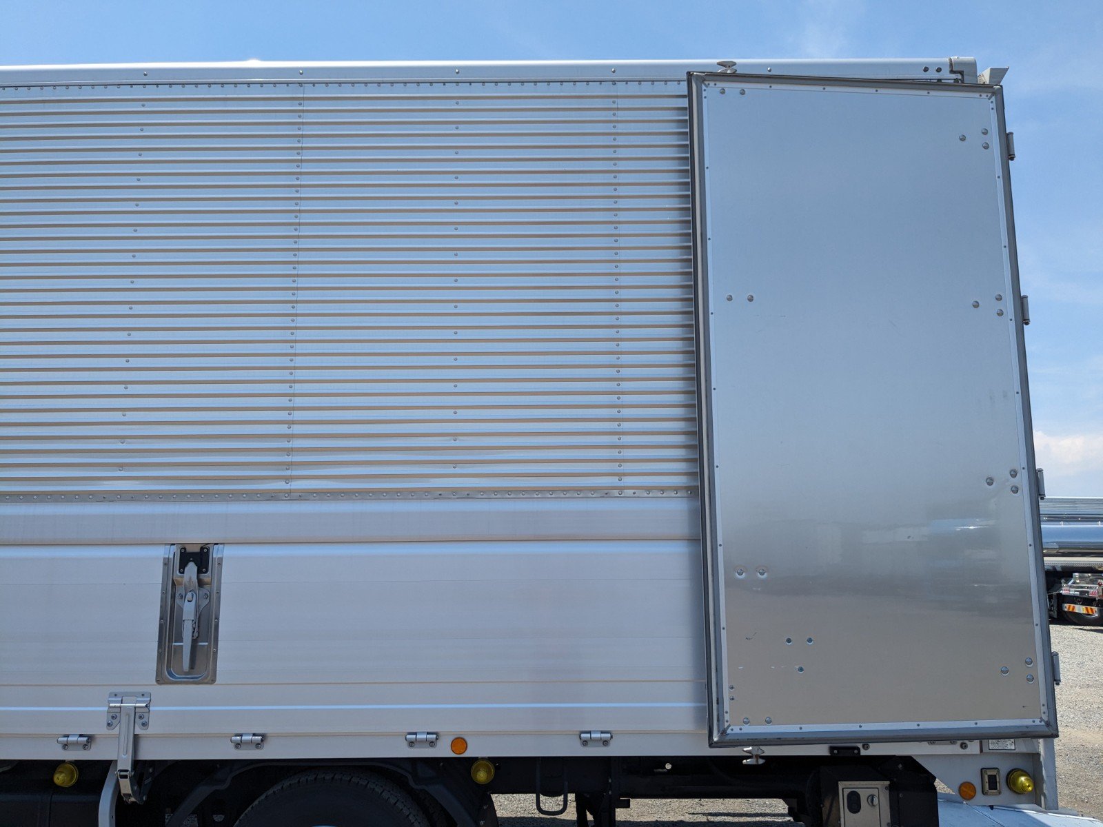vehicle_image_20260515092559pA6TqGTI1L.jpg