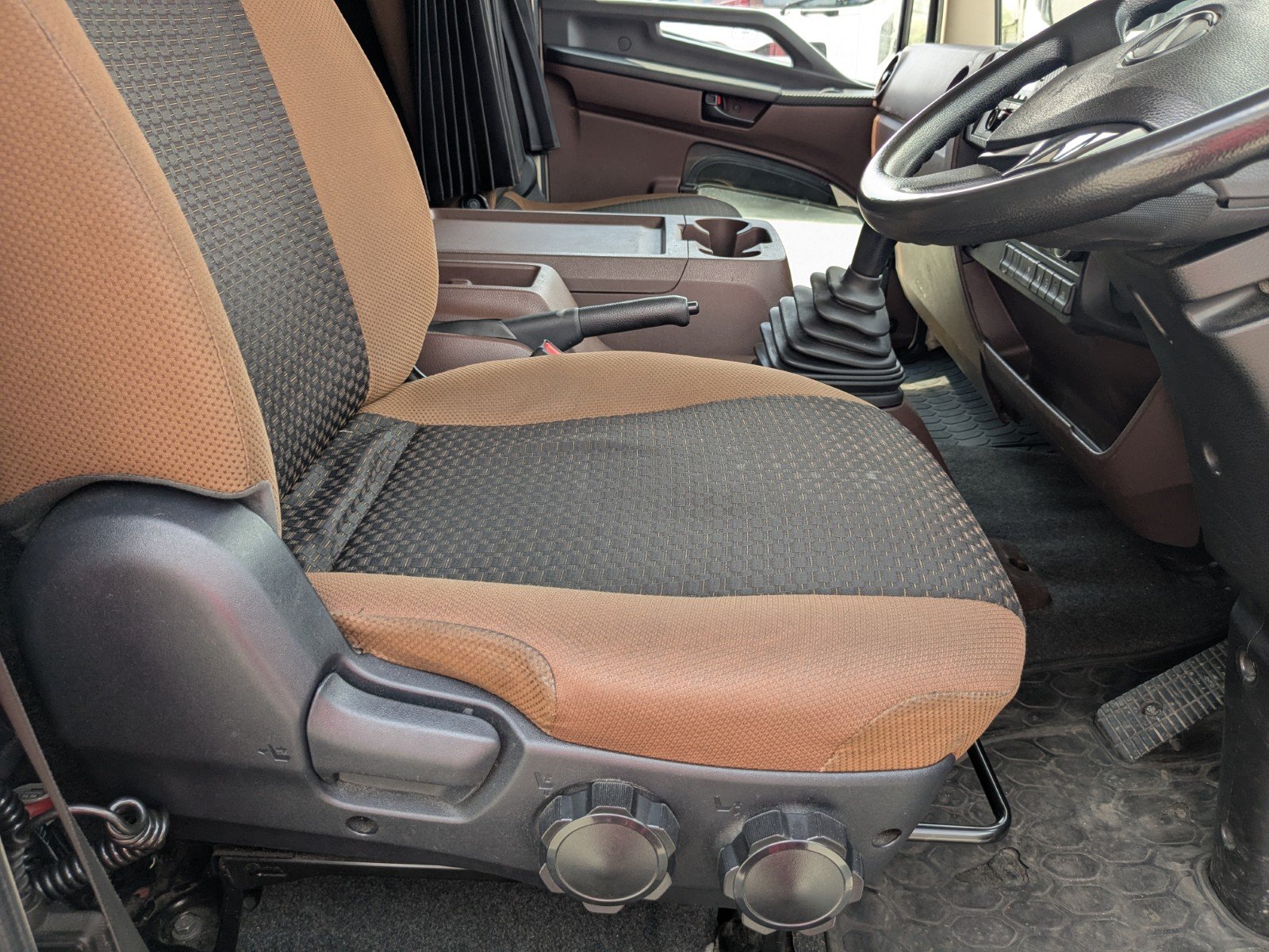 vehicle_image_20260601102356D6N0EKVpg5.jpg