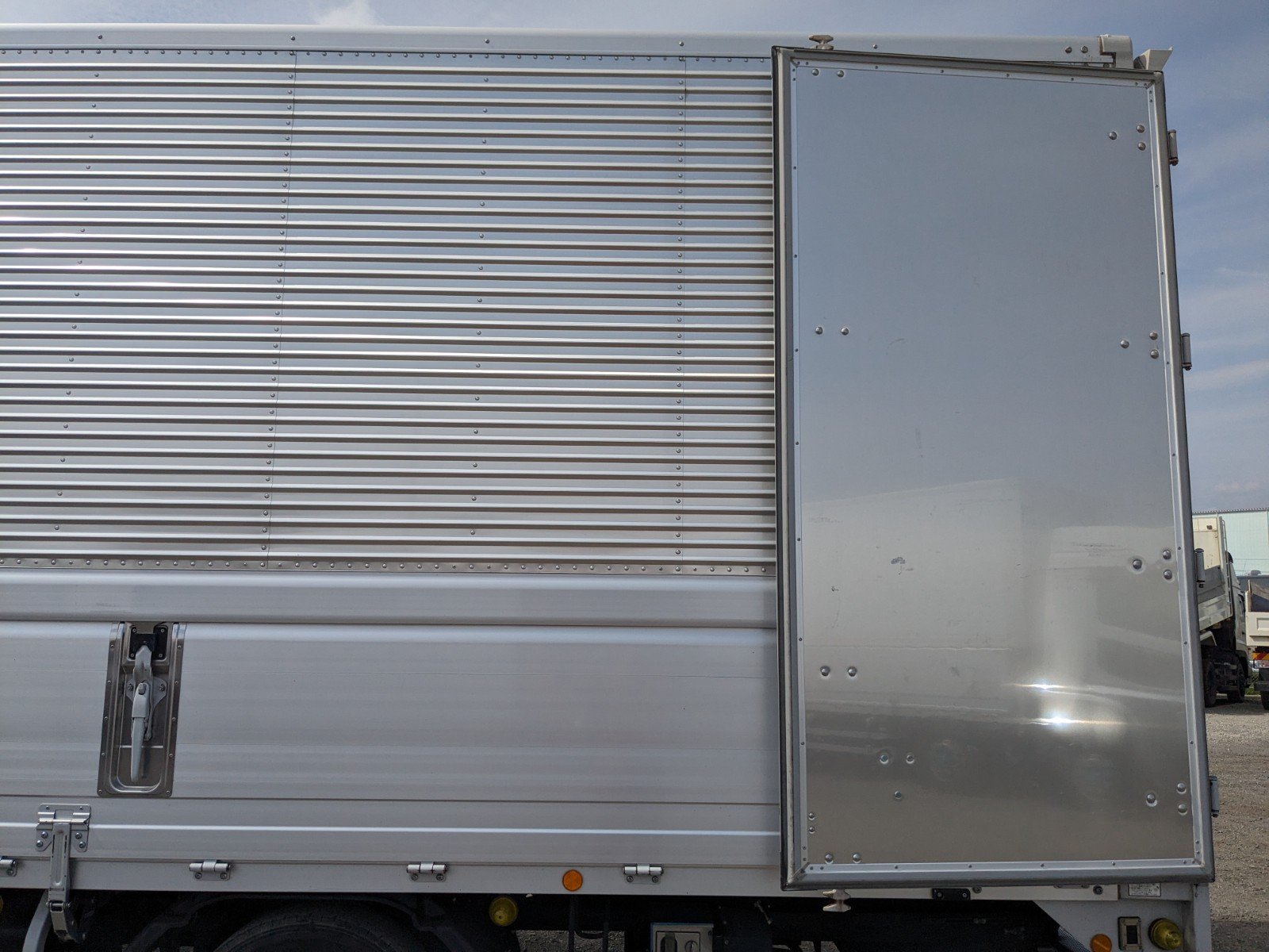 vehicle_image_20260416091522fYLLKf8WnB.jpg