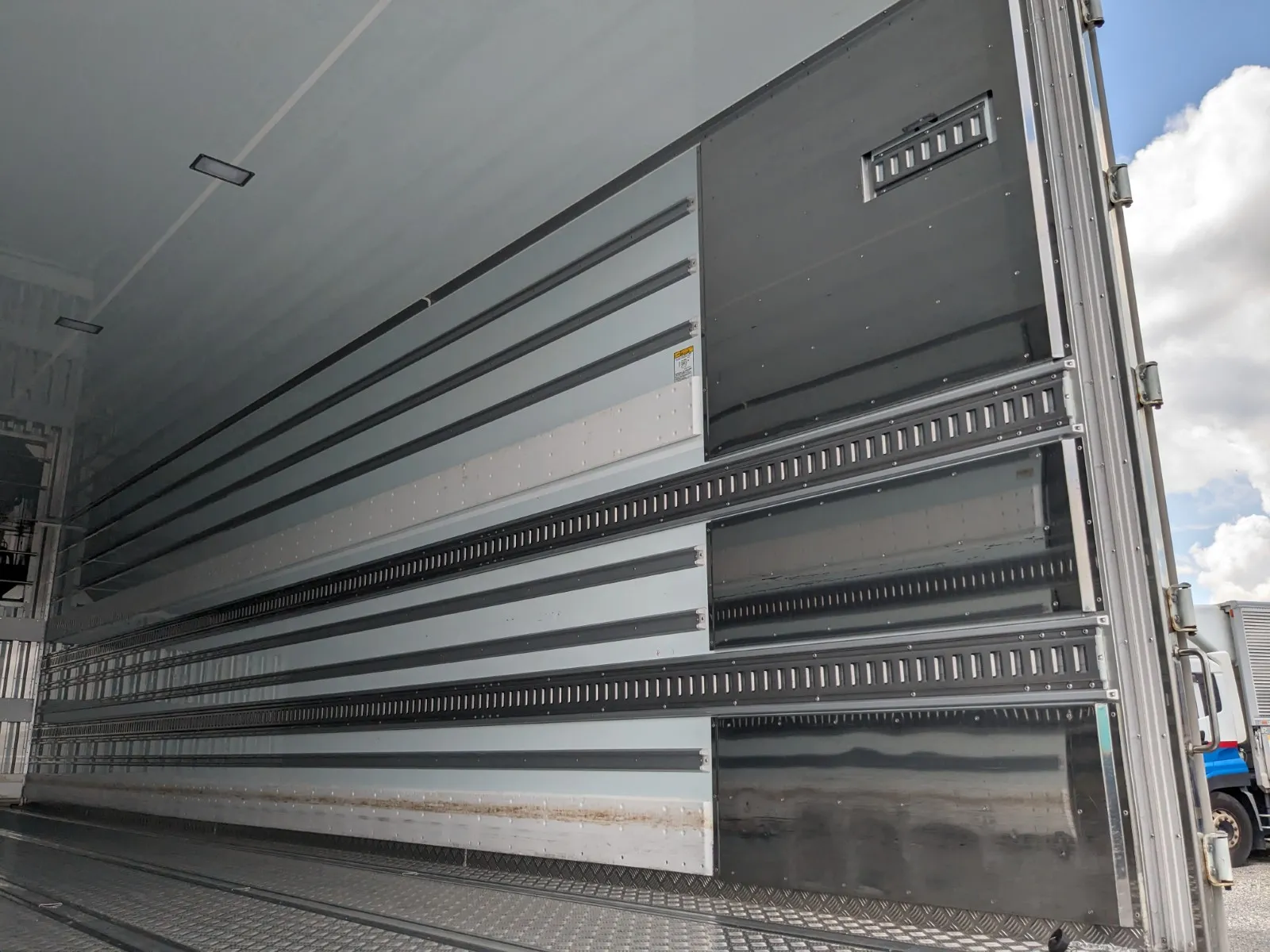 vehicle_image_20260630155818v2XTtzgxoU.webp