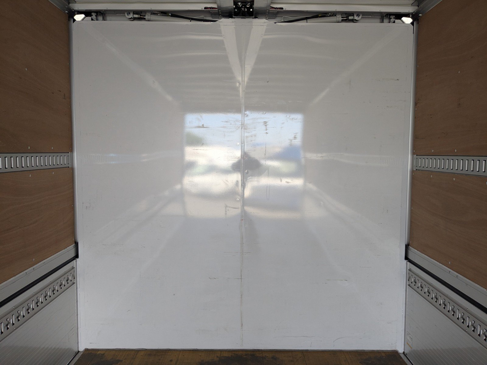 vehicle_image_20260511113353JeH7TCyYsJ.jpg