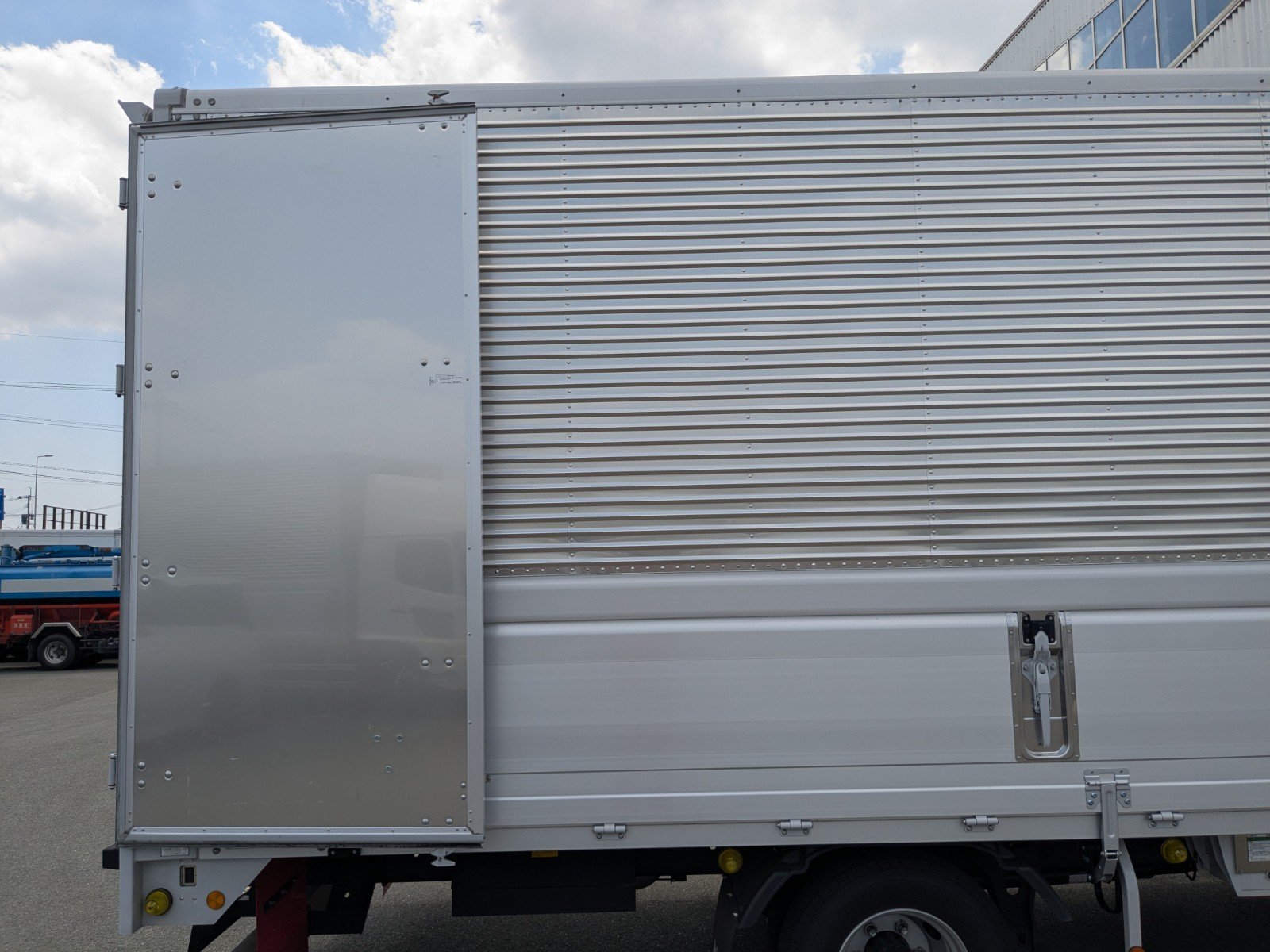 vehicle_image_20260601100122TGbZdmWG3o.jpg