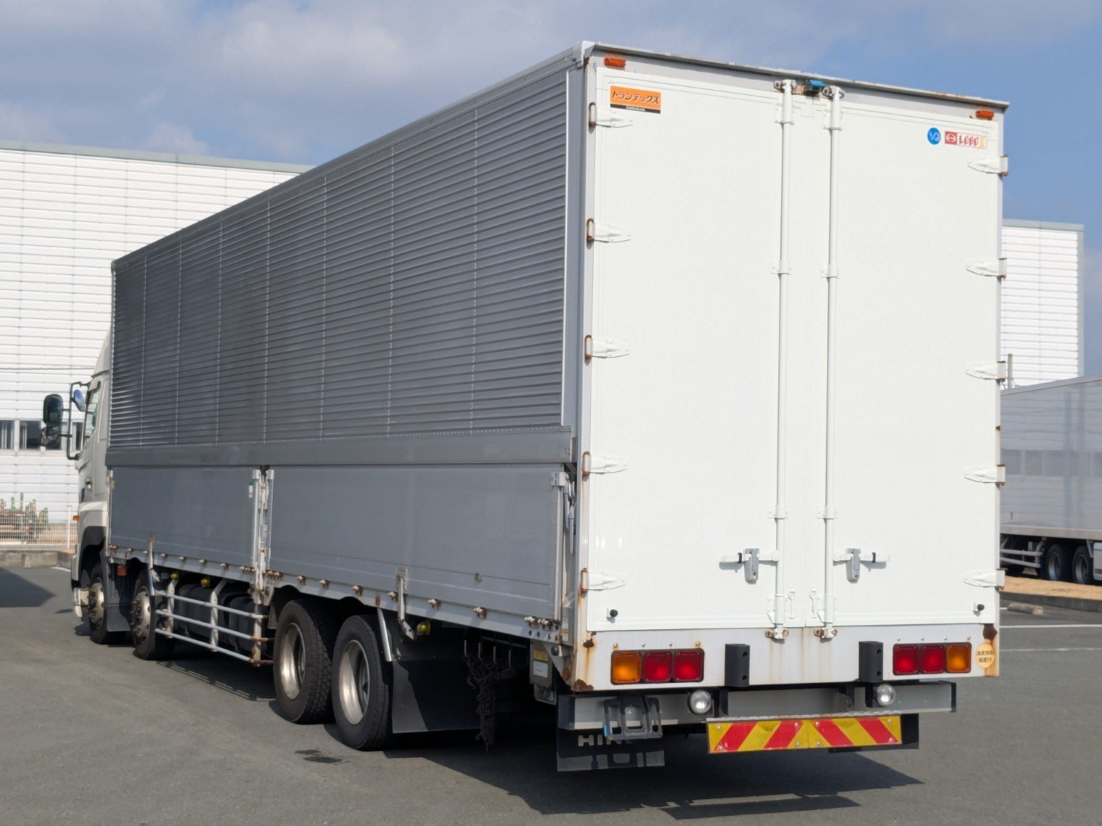 トラック販売・買取｜UJグループ（ウシトラ）