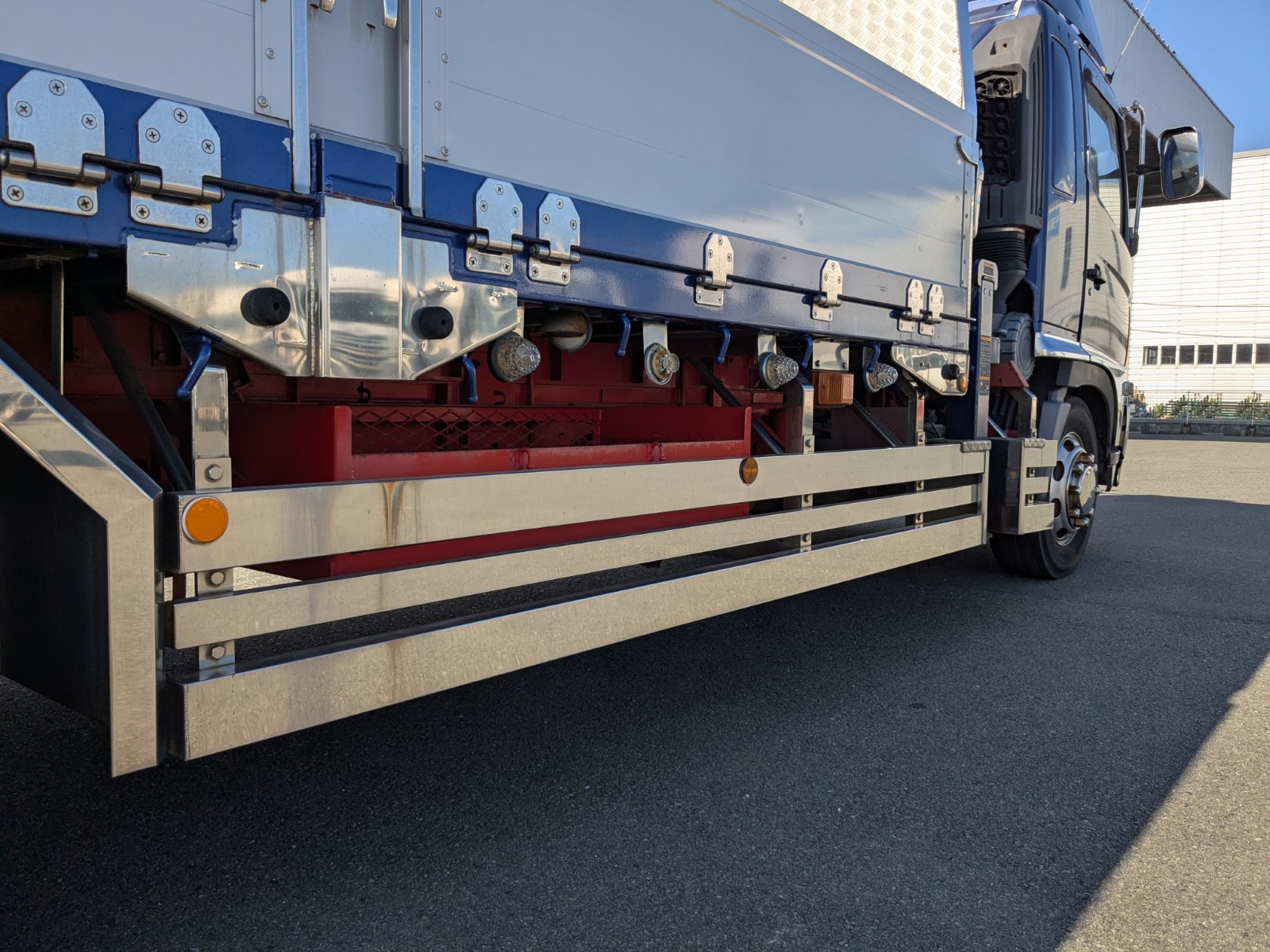 トラック販売・買取｜UJグループ（ウシトラ）