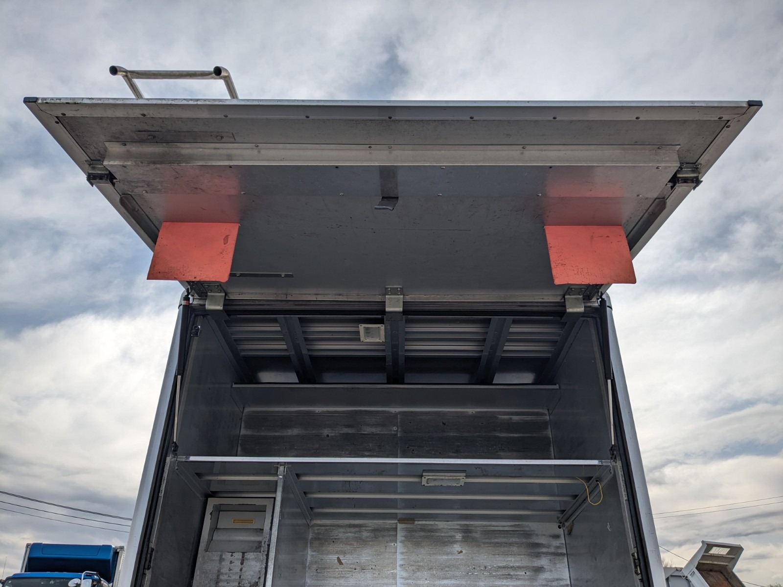 vehicle_image_20251224100019nD6Xl3B9od.jpg
