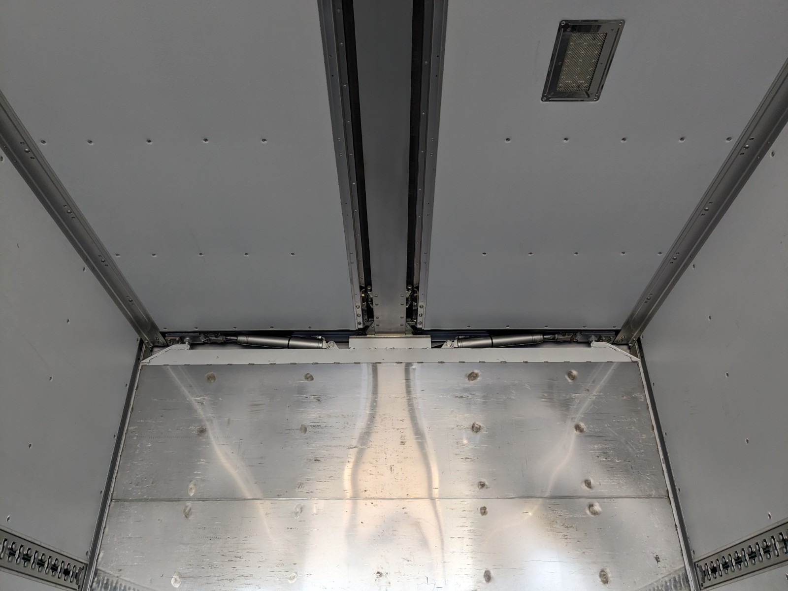 vehicle_image_20251210180758g1Dj1SxFRi.jpg