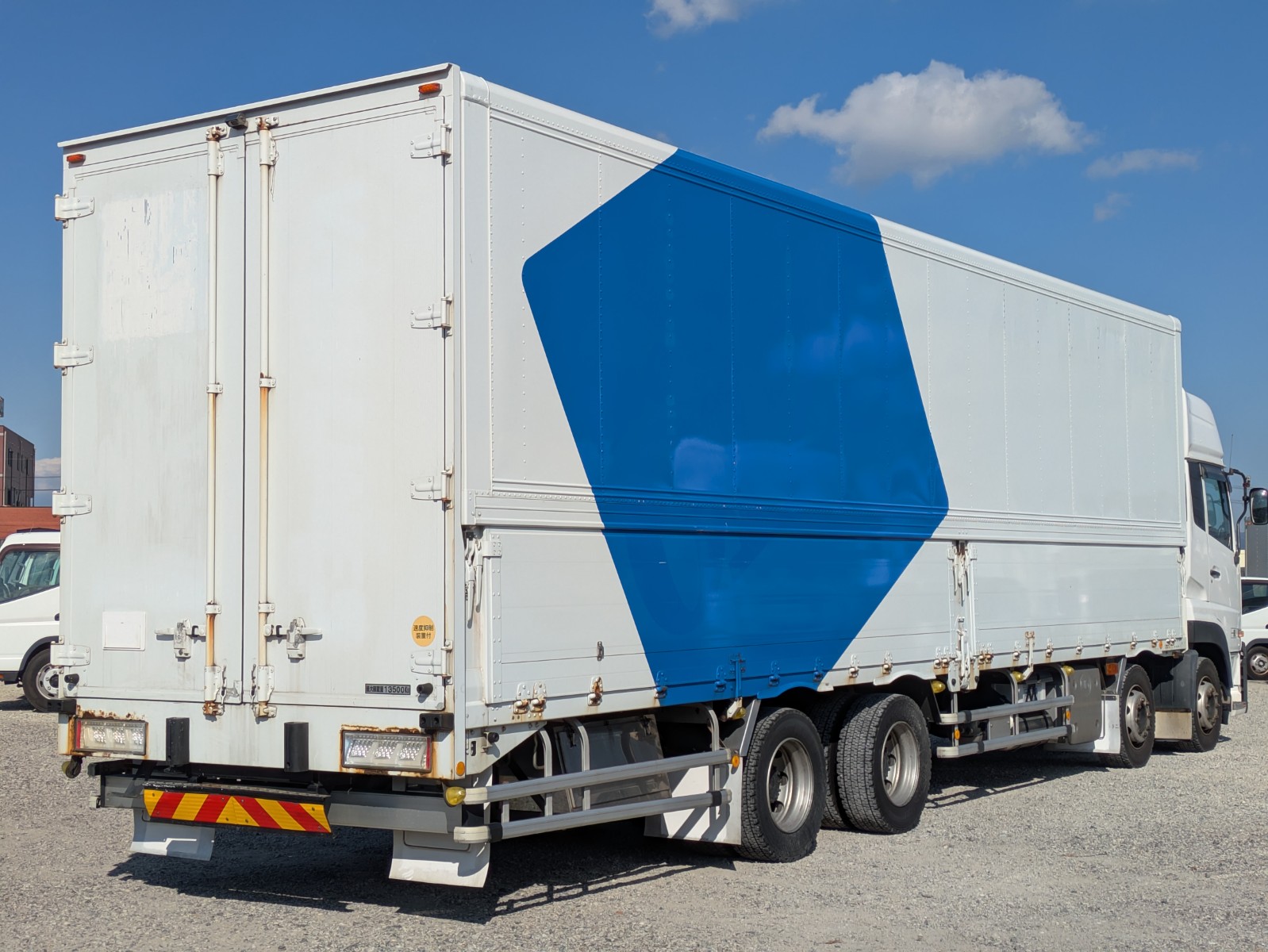 トラック販売・買取｜UJグループ（ウシトラ）