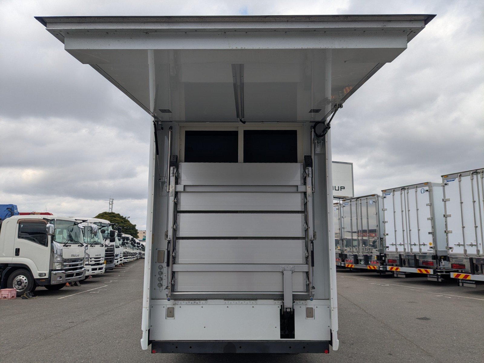 トラック販売・買取｜UJグループ（ウシトラ）