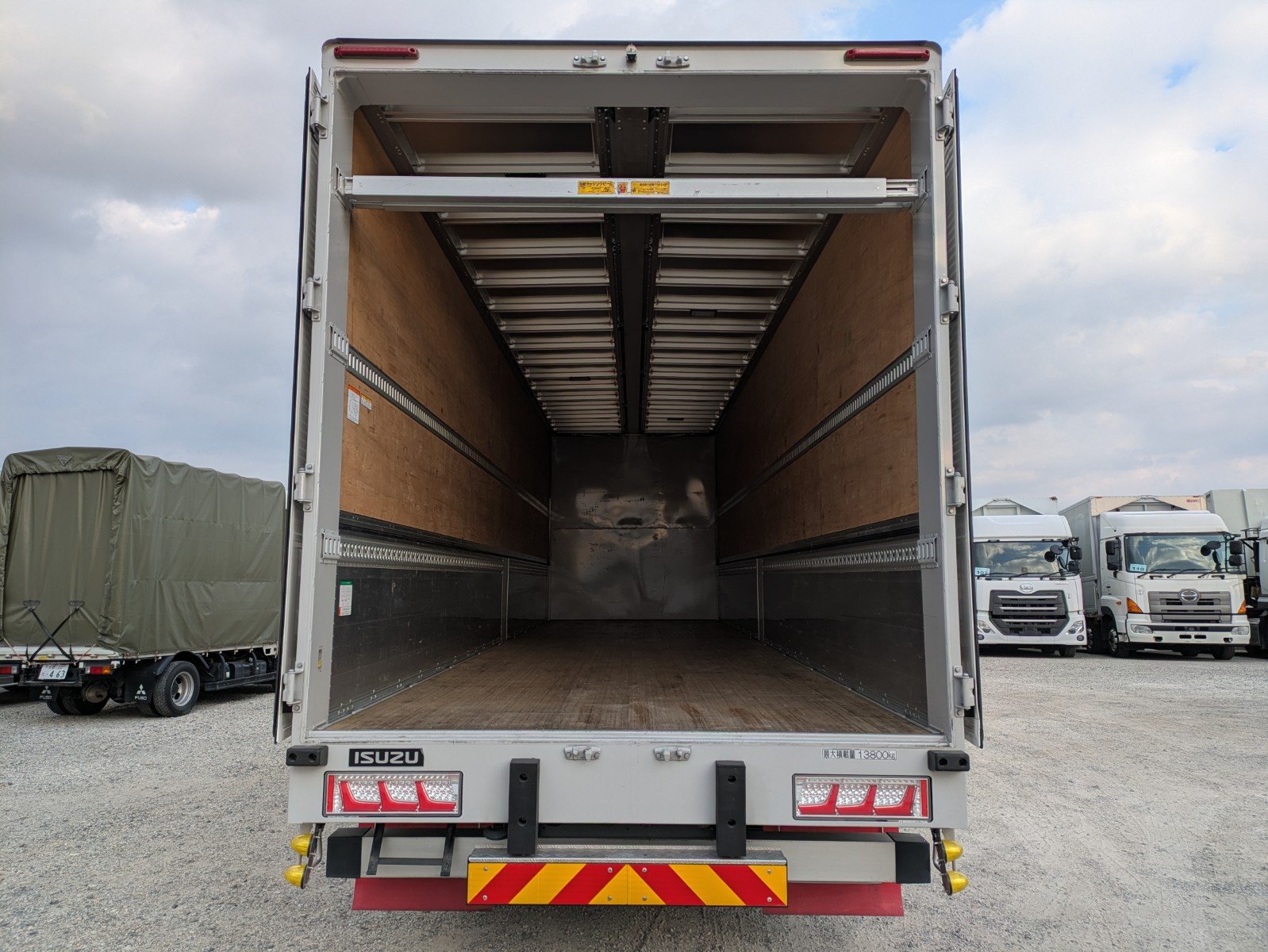 トラック販売・買取｜UJグループ（ウシトラ）