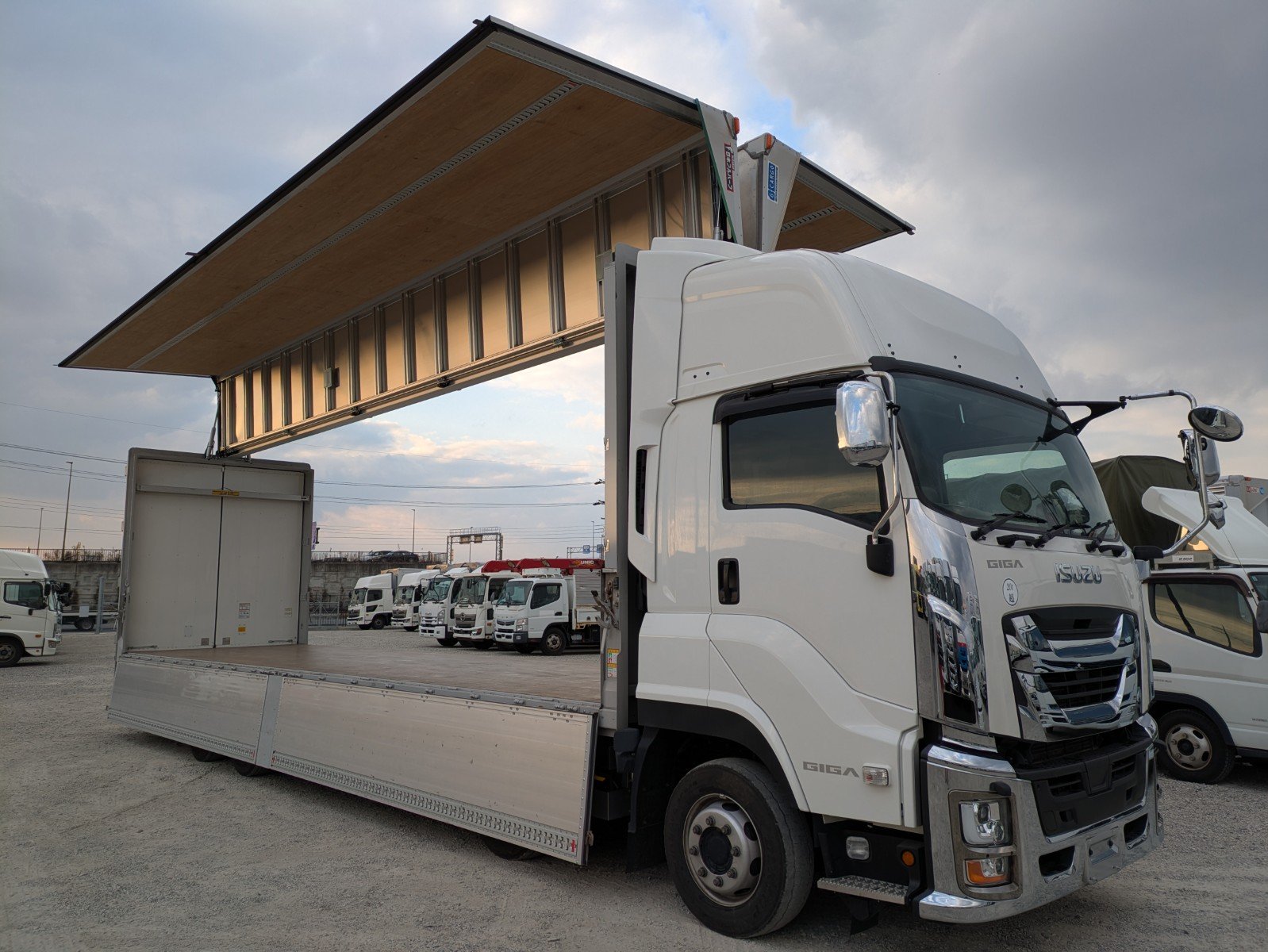 トラック販売・買取｜UJグループ（ウシトラ）