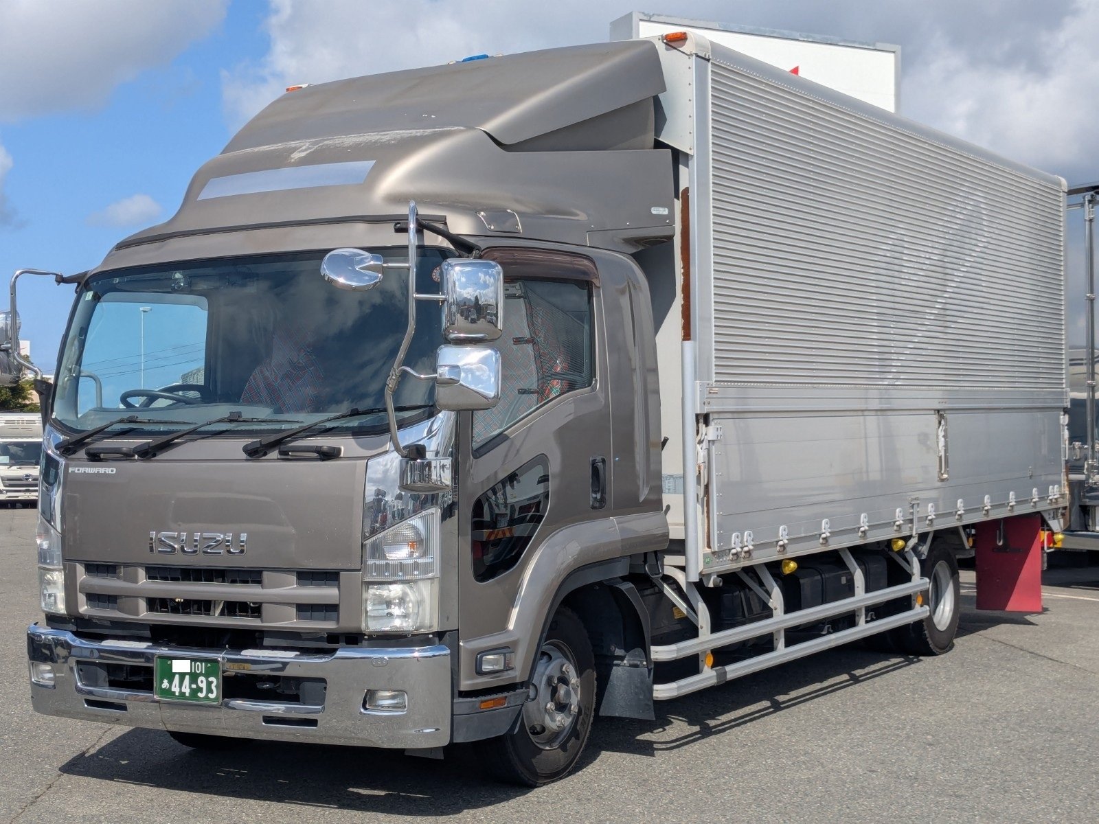 vehicle_image_20260305170326nuhWsBPV1B.jpg