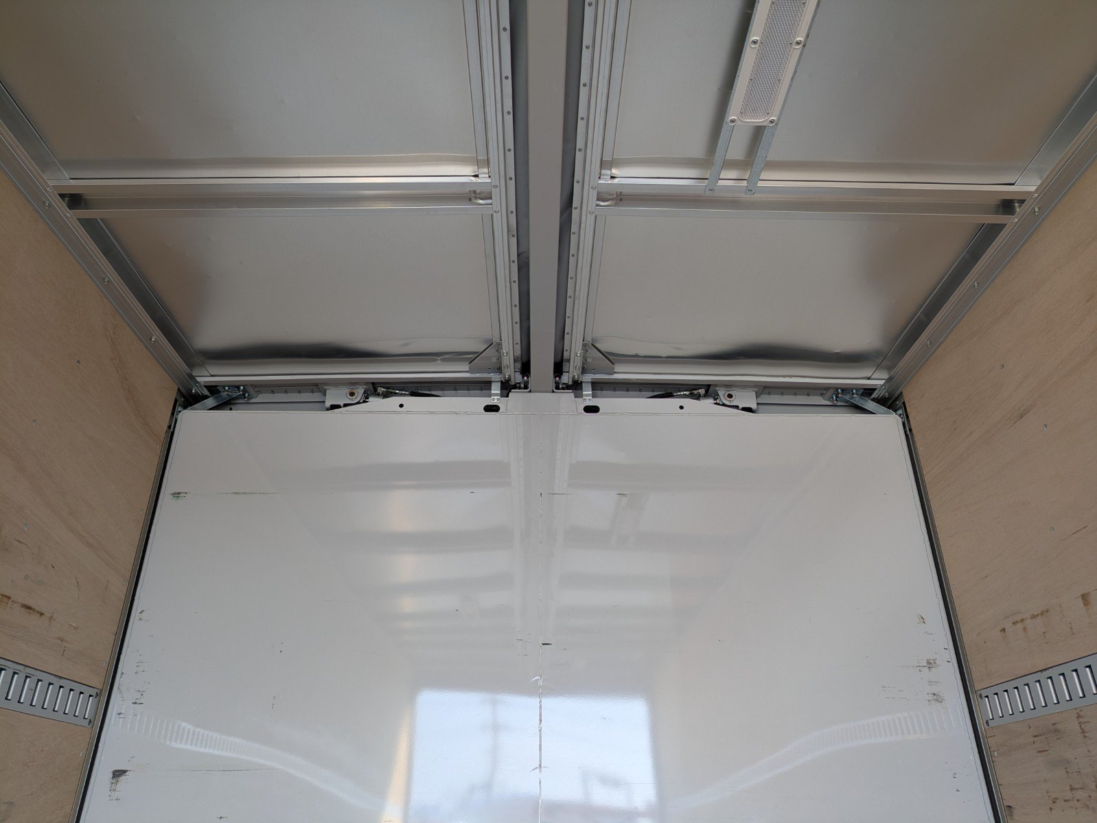 vehicle_image_20260306111309L6ESfe9lWQ.jpg
