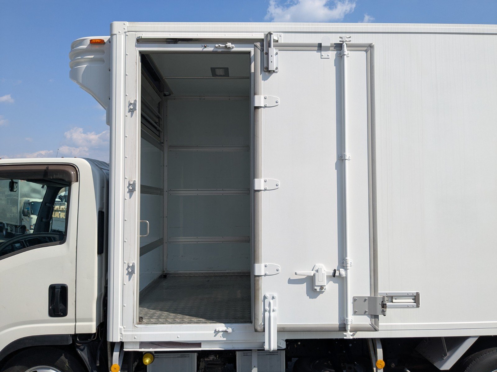 vehicle_image_20260502132815Etx1eXvRqf.jpg