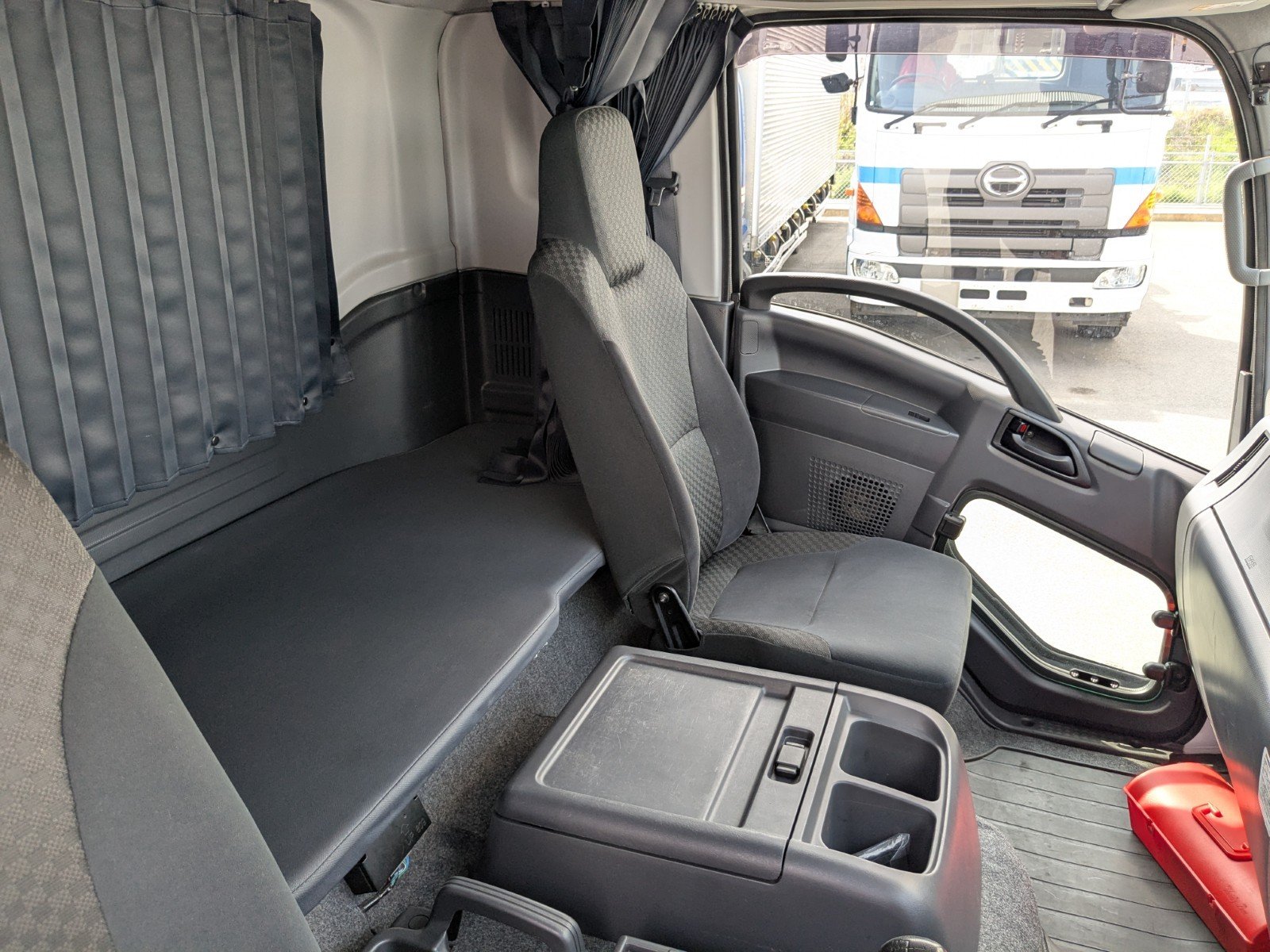 vehicle_image_20260407092653DXeaNhmQEp.jpg