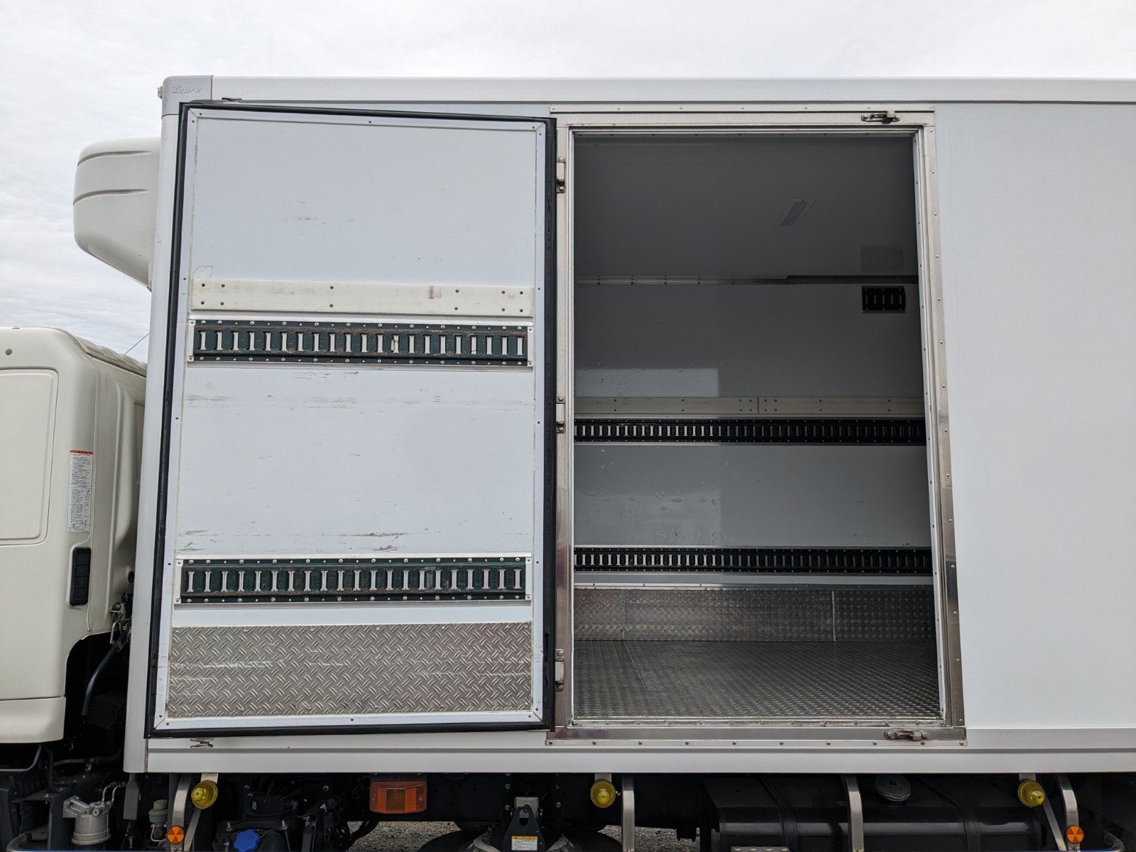 vehicle_image_20260501130747kXBMtl0jMI.jpg