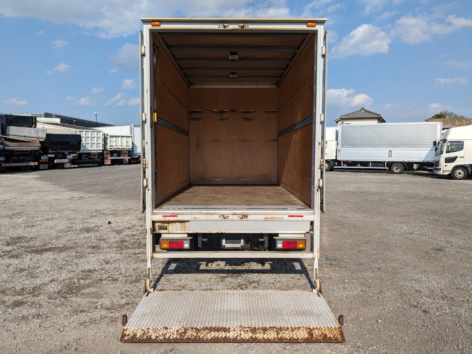 vehicle_image_20260502140457KtJI6xCTj8.jpg