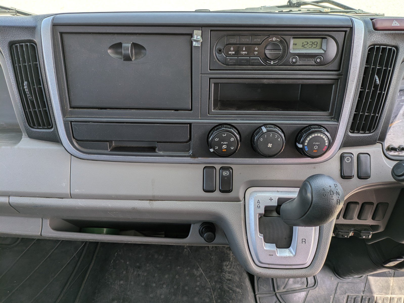 vehicle_image_20260513101553ynPfXBr5eZ.jpg