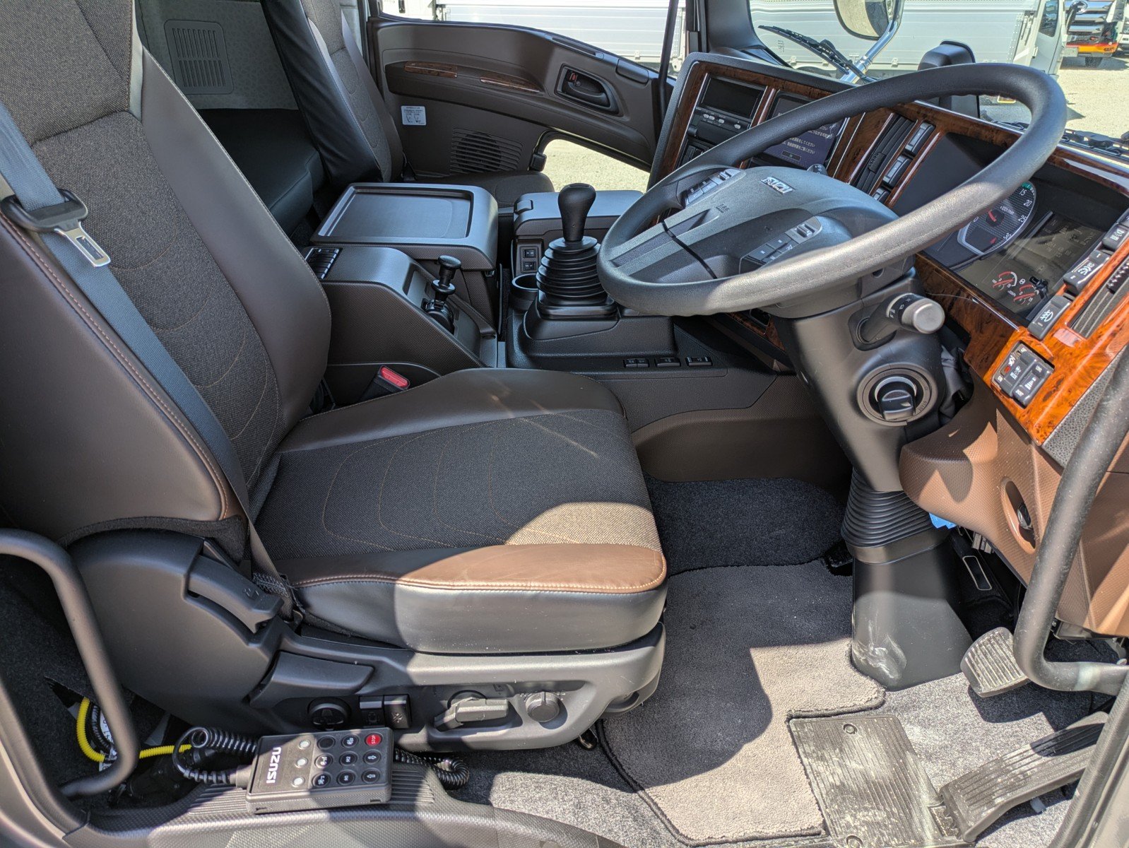 vehicle_image_20260409154305CeDQBsWvs4.jpg