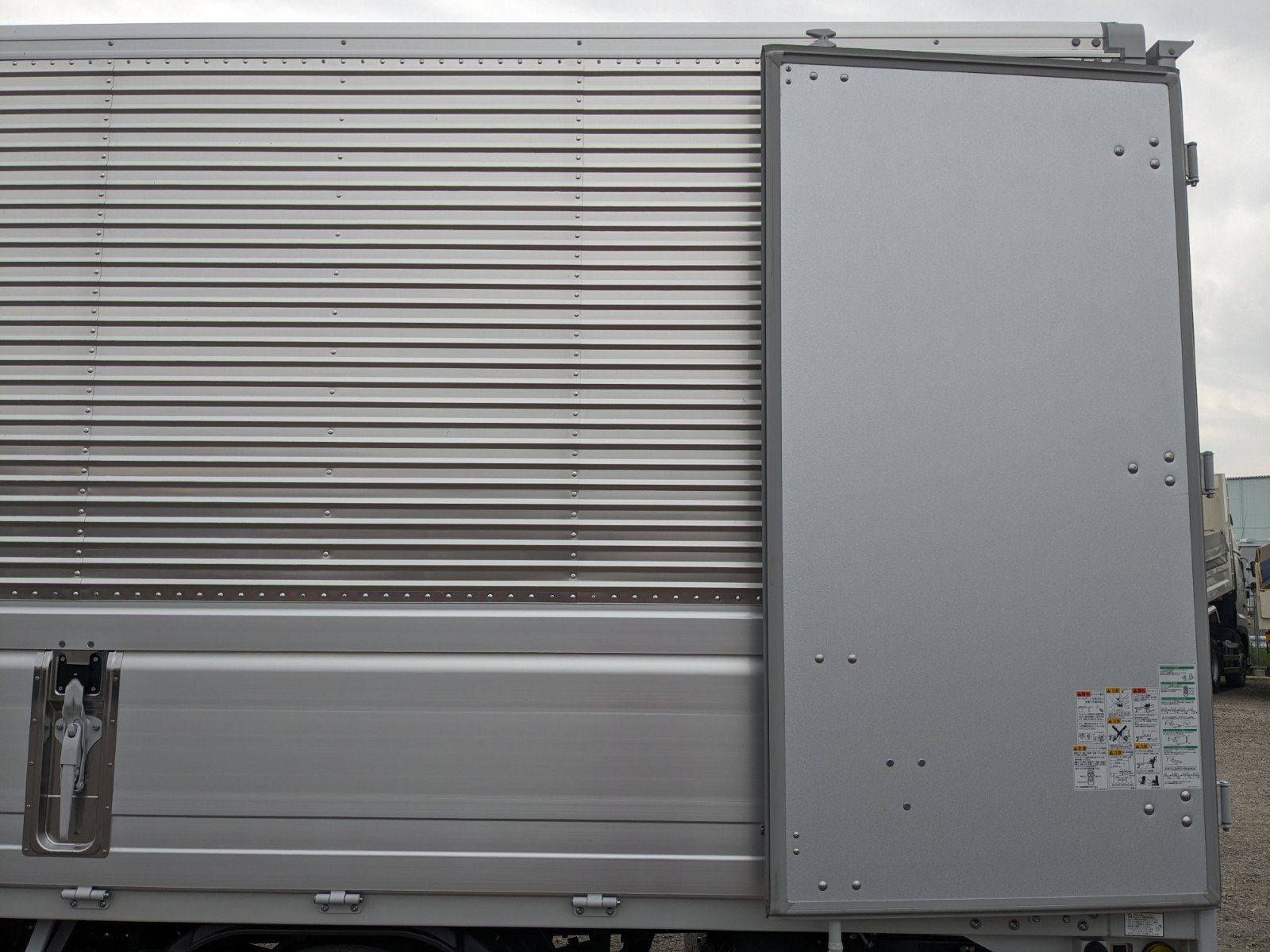 vehicle_image_20260423170234kK0cXLfNqz.jpg