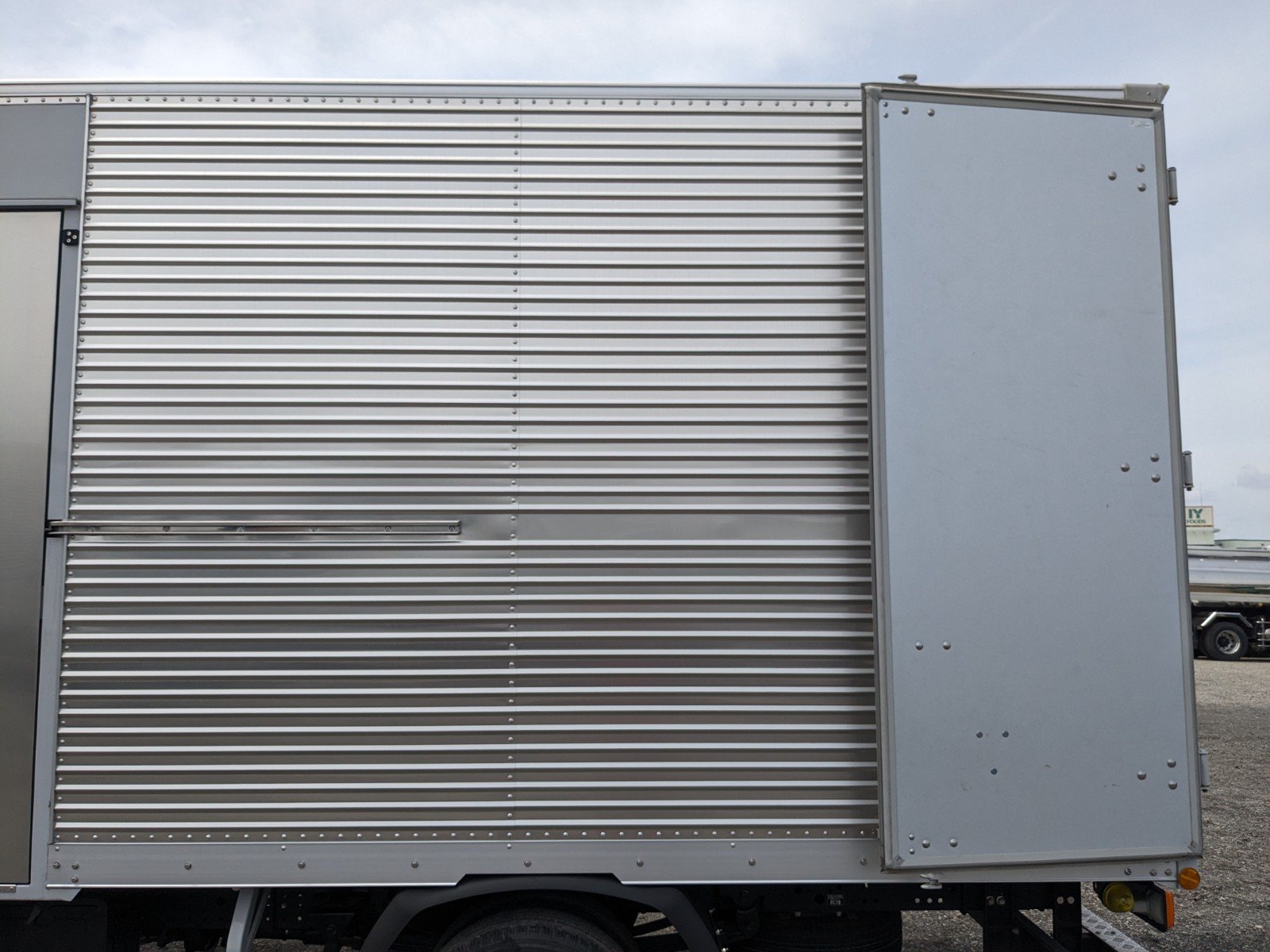 vehicle_image_20260501130144LcrMP7SFTc.jpg