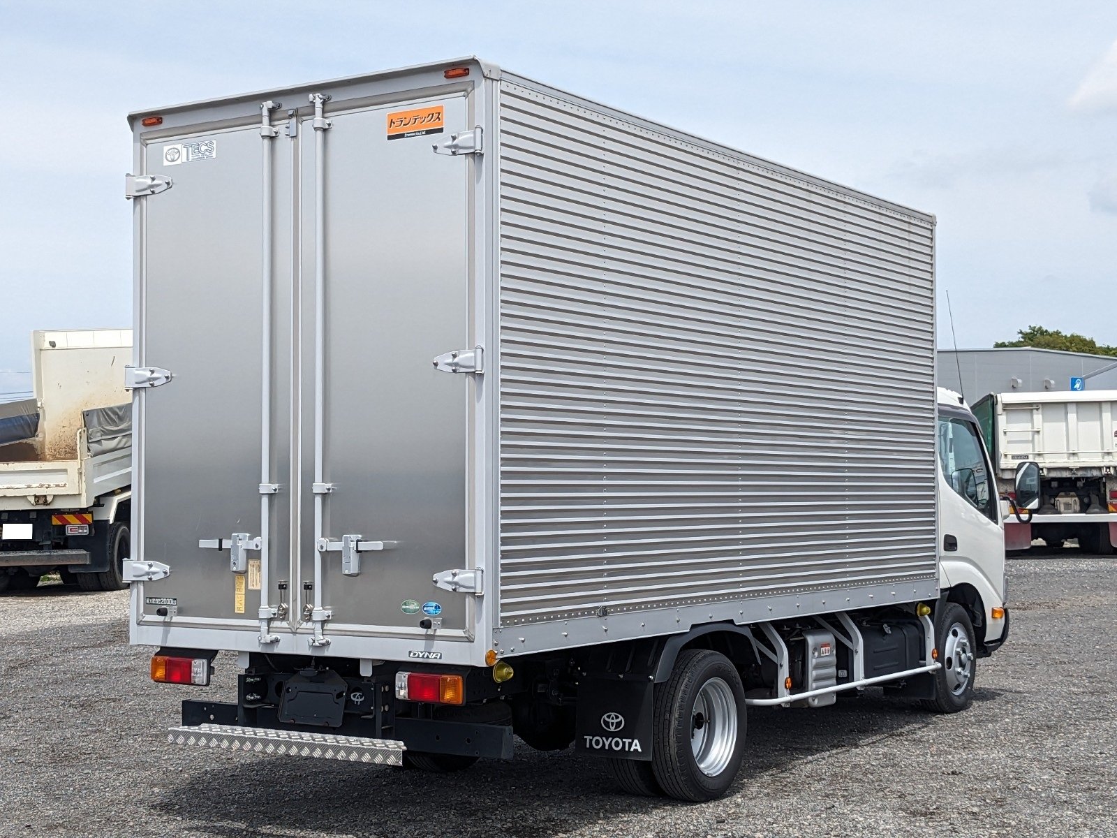 vehicle_image_20260501130144sgWo9YnxX3.jpg