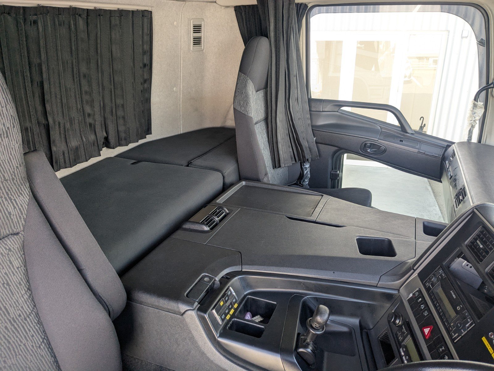 vehicle_image_20260515095658QcLpTff8r5.jpg