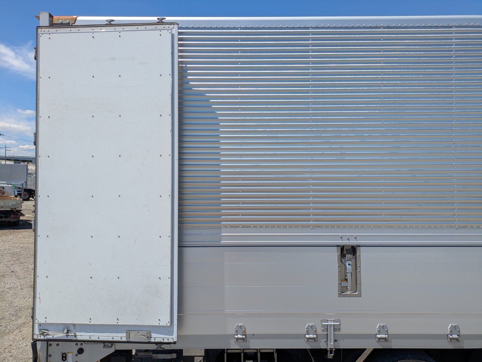 vehicle_image_20260612105644ksd2dxu1kV.jpg