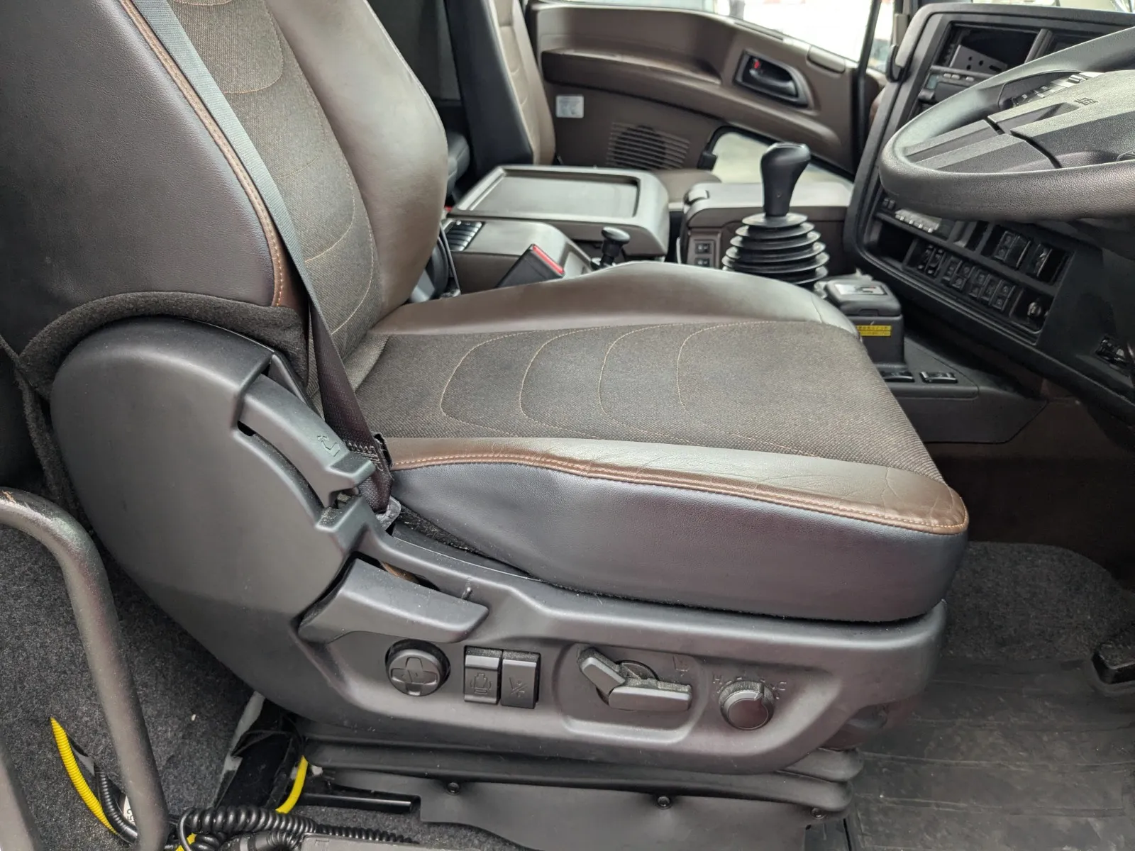 vehicle_image_20260704135206pqzSt2o8wC.webp