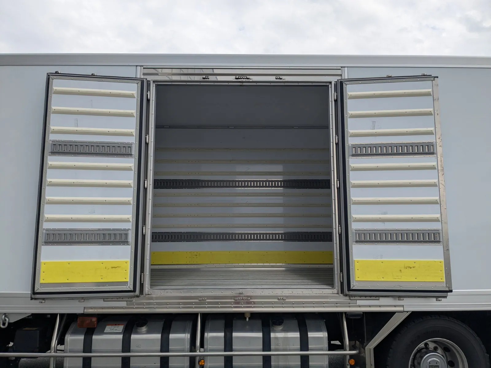vehicle_image_20260706100144L7wu5LBog3.webp