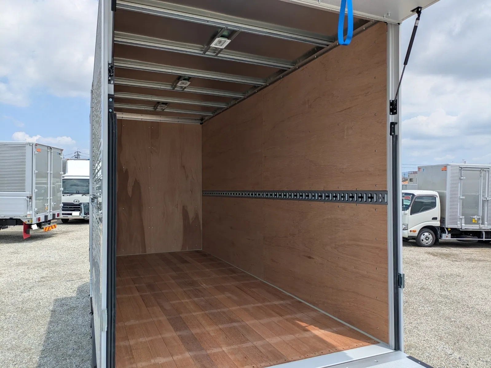 vehicle_image_20260730111828tyN7JdNHlz.webp