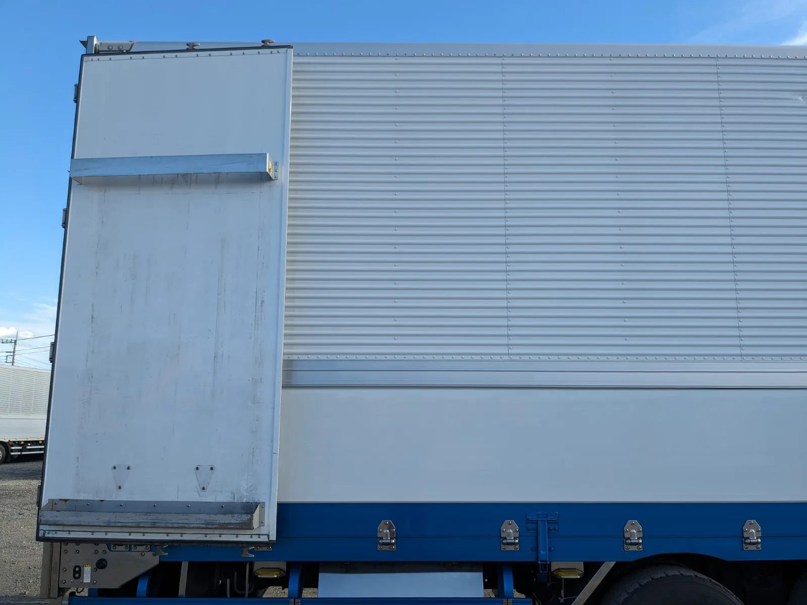 vehicle_image_20260810103646LMDX7yvL17.webp