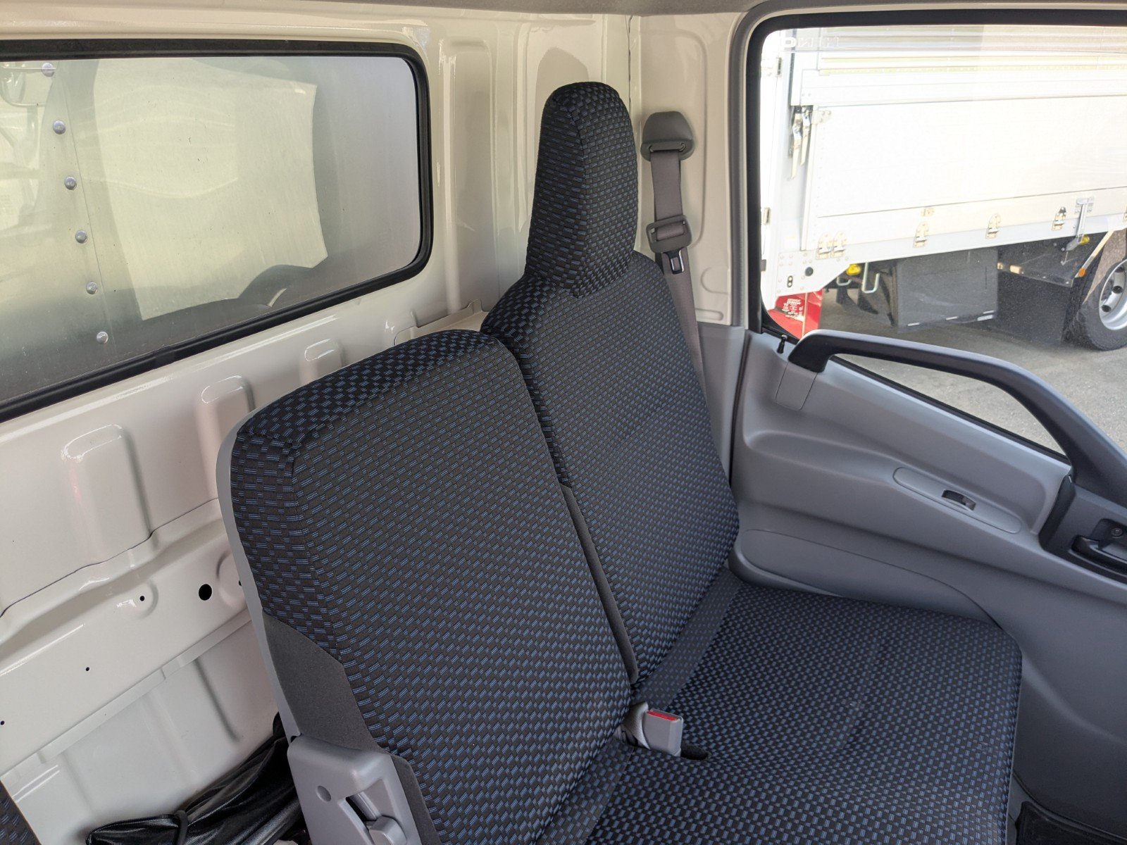 vehicle_image_20260522094226BZVmg4RYgr.jpg