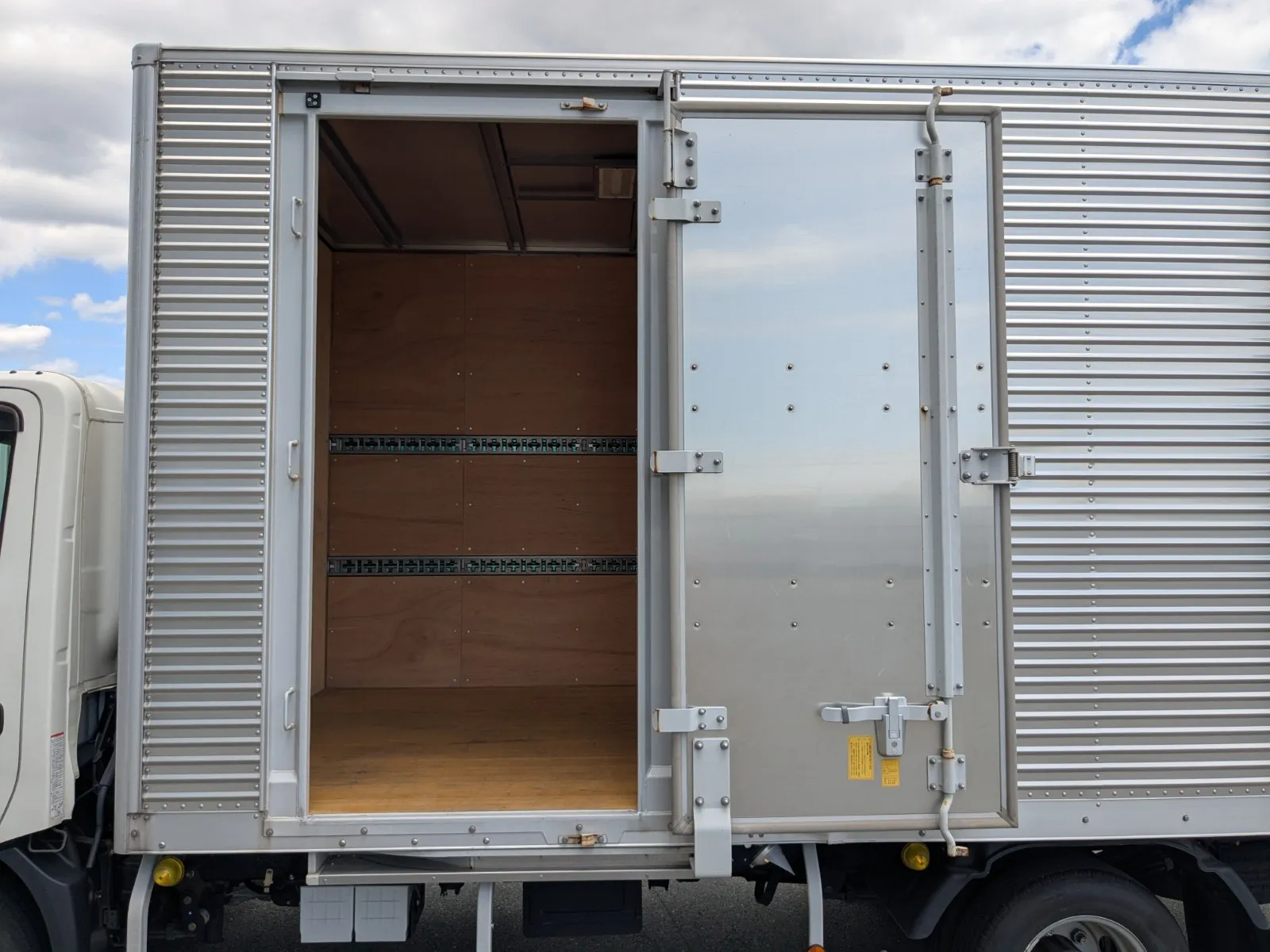 vehicle_image_20260619092358foCzU8lESK.webp