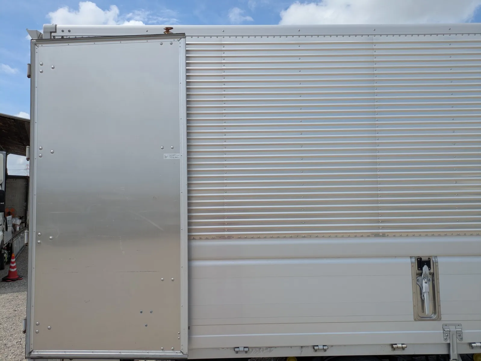vehicle_image_202608101610280bKQJihLpI.webp