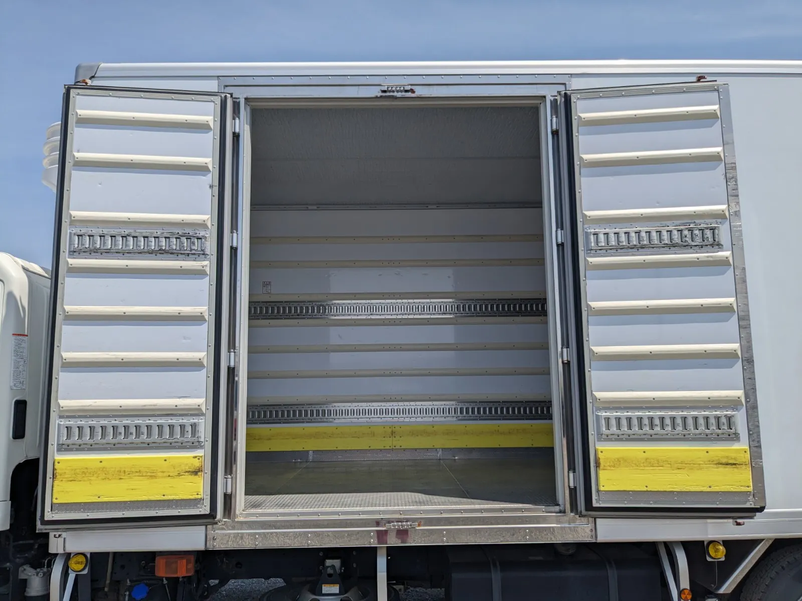 vehicle_image_20260619084940cnRV7J2DiR.webp