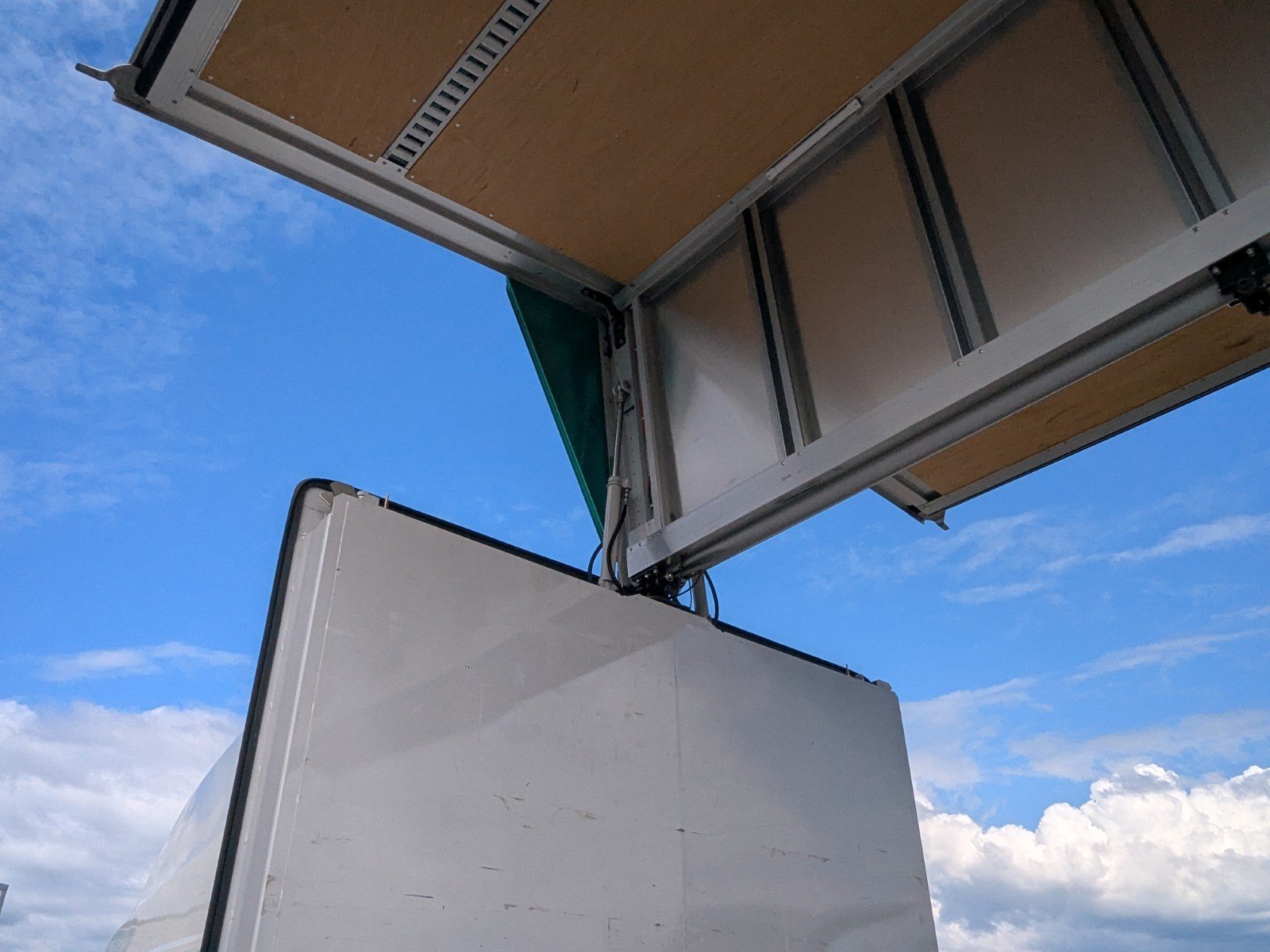 vehicle_image_20260422141707oBwIraov2y.jpg