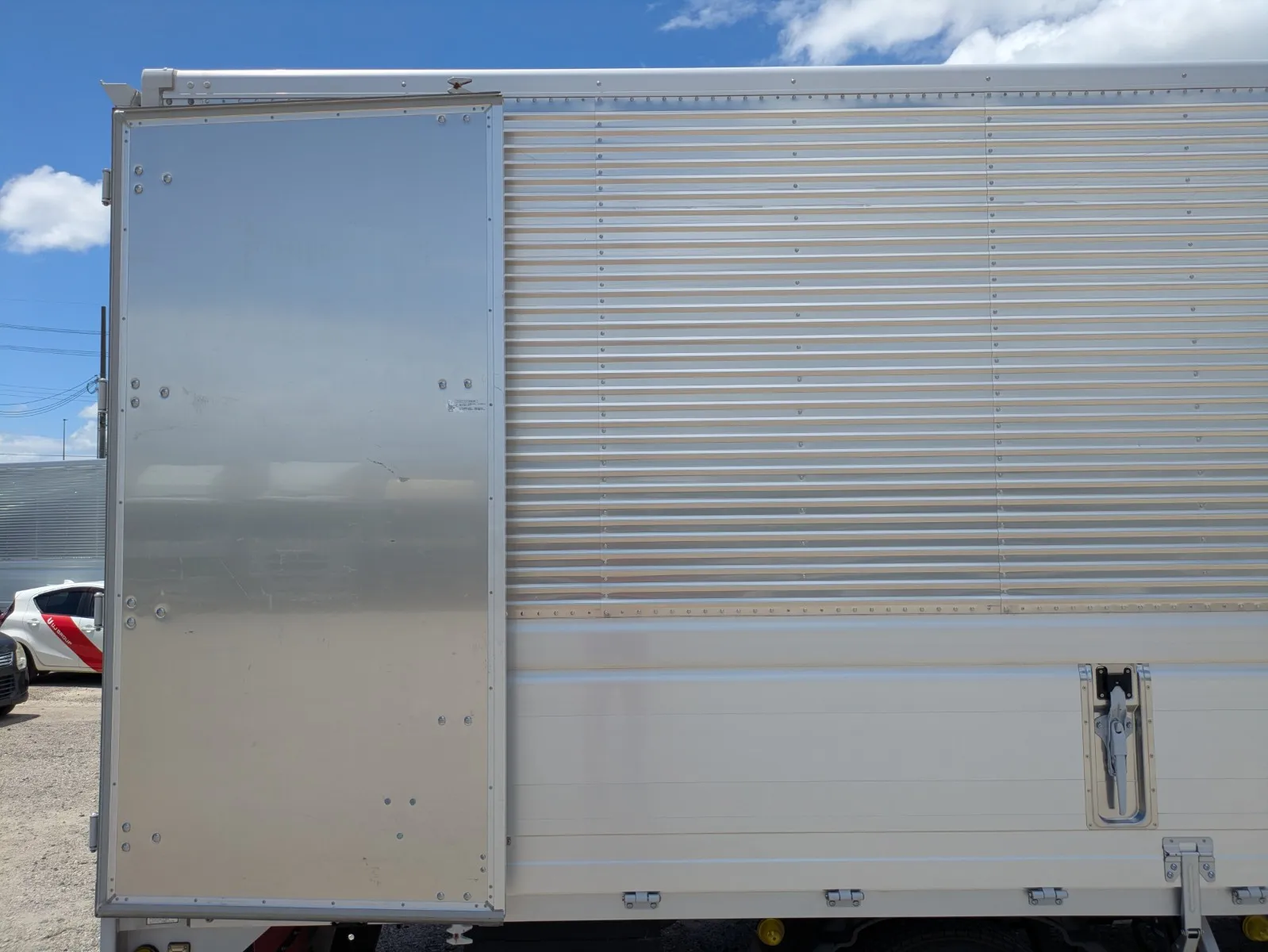 vehicle_image_20260806142629dk8c4mdNDz.webp