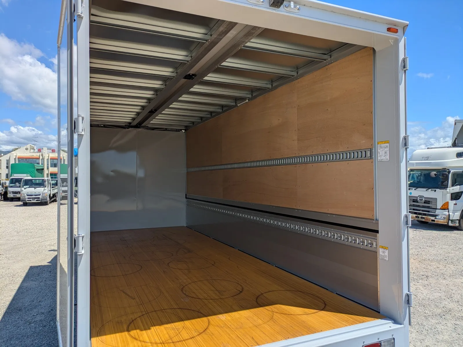 vehicle_image_202608061436593tjH3TkJQe.webp