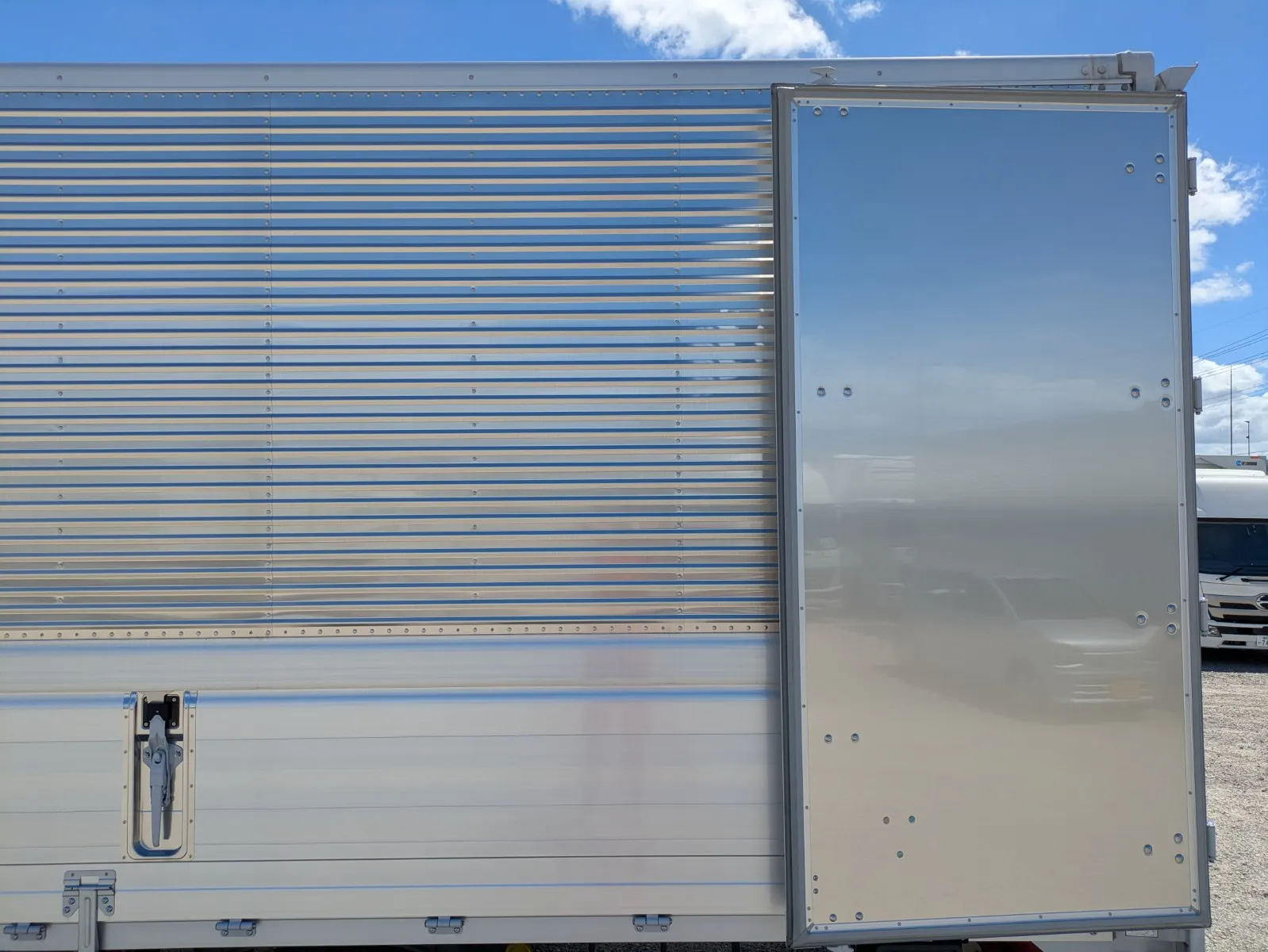 vehicle_image_2026080614370043abbTXBas.webp