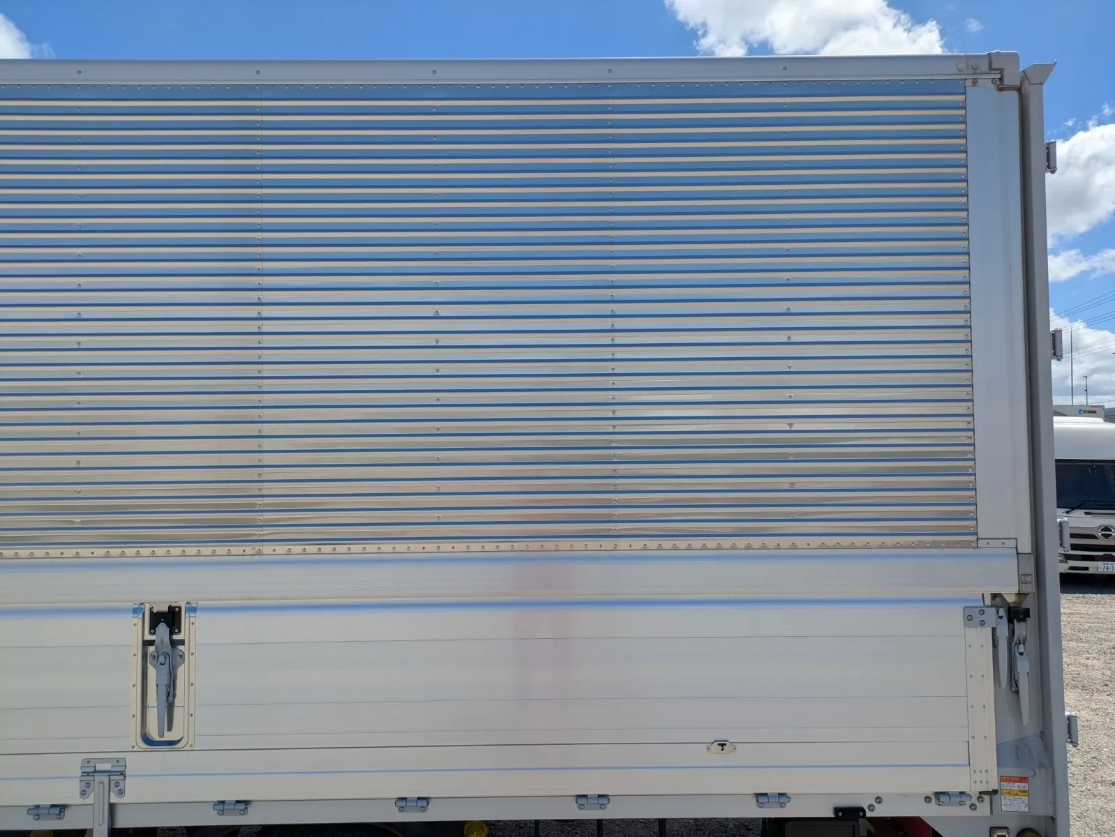 vehicle_image_202608061437009kbIzpqGJx.webp